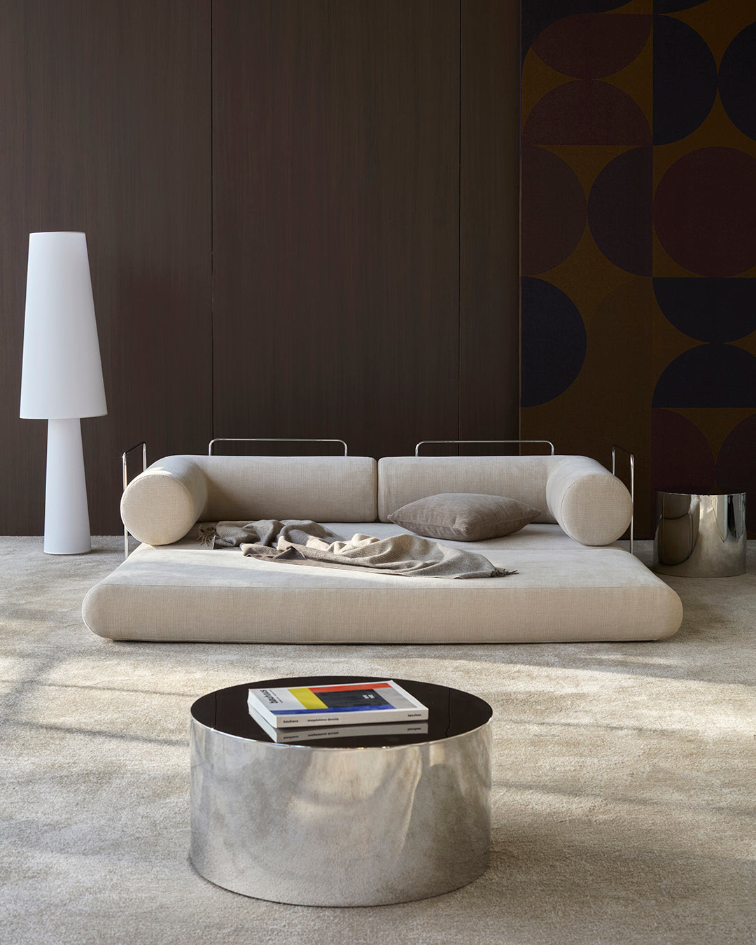 Circlus Tagesbett L-Shaped Armlehnen in 410 Esina Almond präsentiert im Onlineshop von KAQTU Design AG. Bettsofa ist von Innovation Living