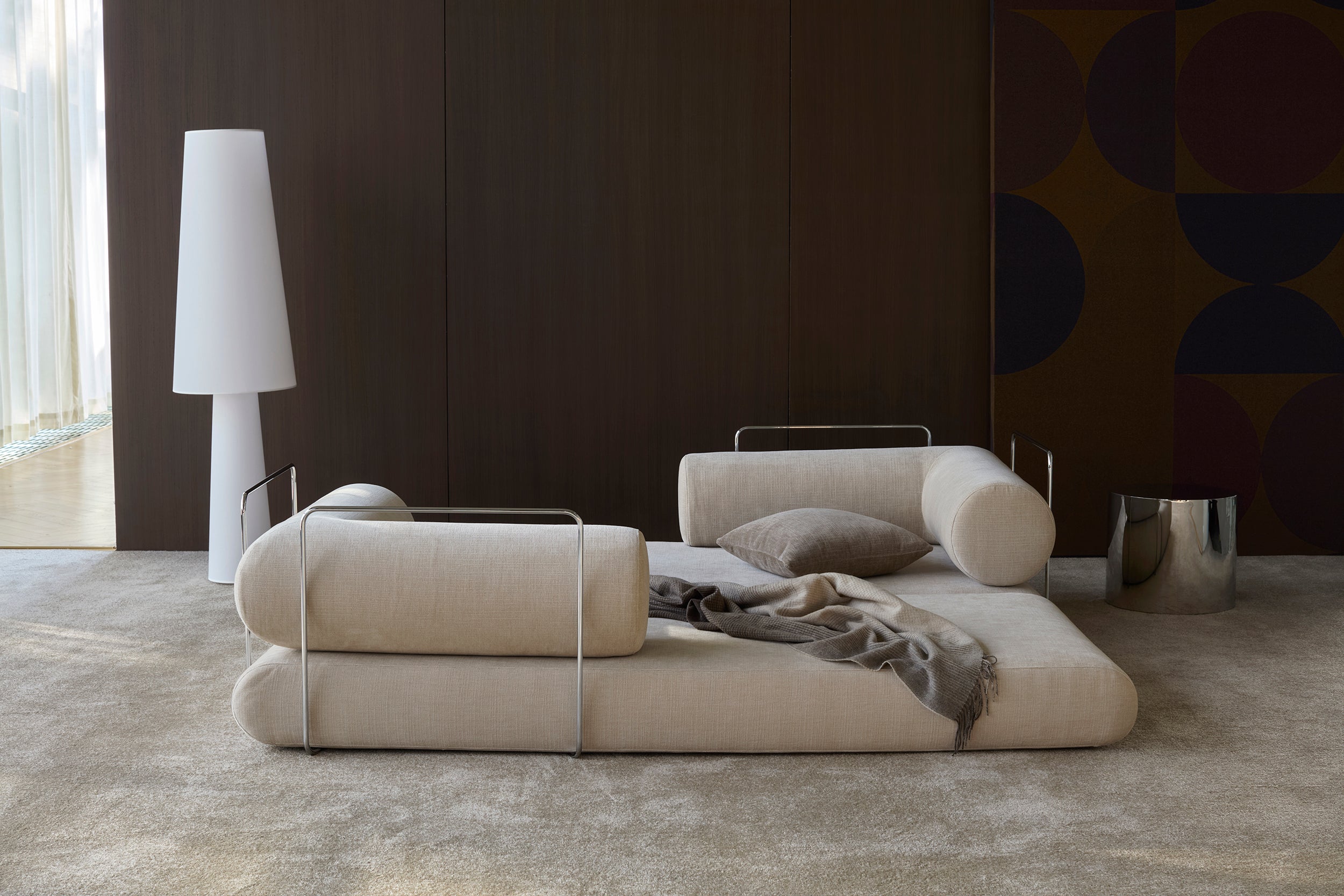 Circlus Tagesbett L-Shaped Armlehnen in 410 Esina Almond präsentiert im Onlineshop von KAQTU Design AG. Bettsofa ist von Innovation Living