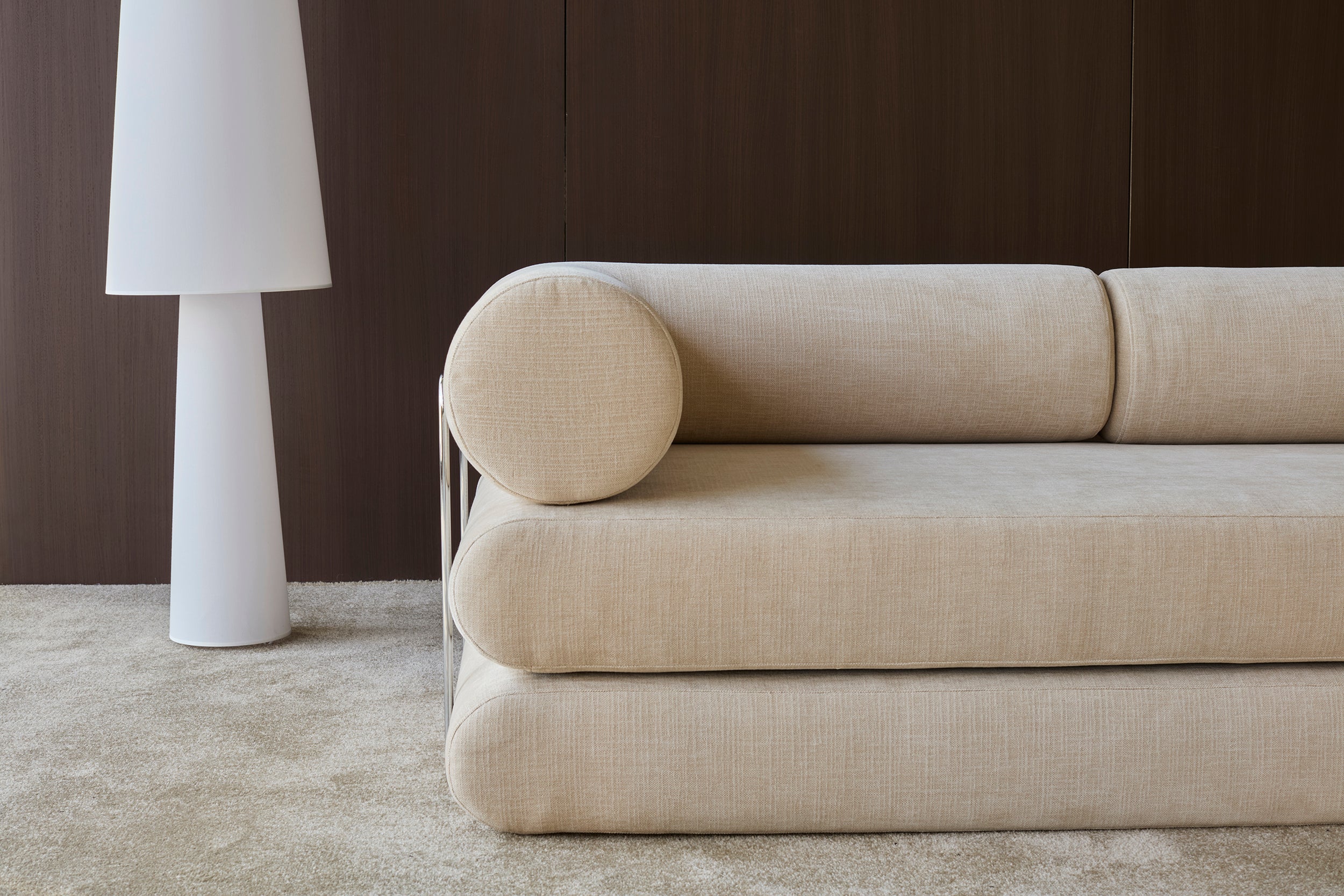 Circlus Tagesbett L-Shaped Armlehnen in 410 Esina Almond präsentiert im Onlineshop von KAQTU Design AG. Bettsofa ist von Innovation Living