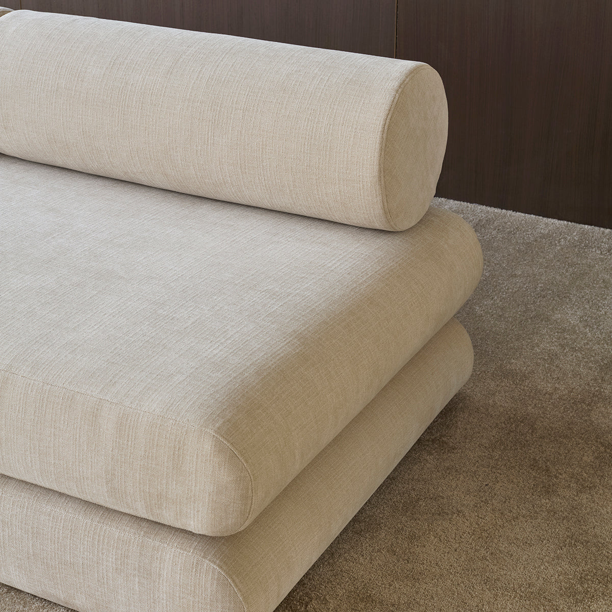 Circlus Tagesbett Mit Rückenpolstern in 410 Esina Almond präsentiert im Onlineshop von KAQTU Design AG. Bettsofa ist von Innovation Living