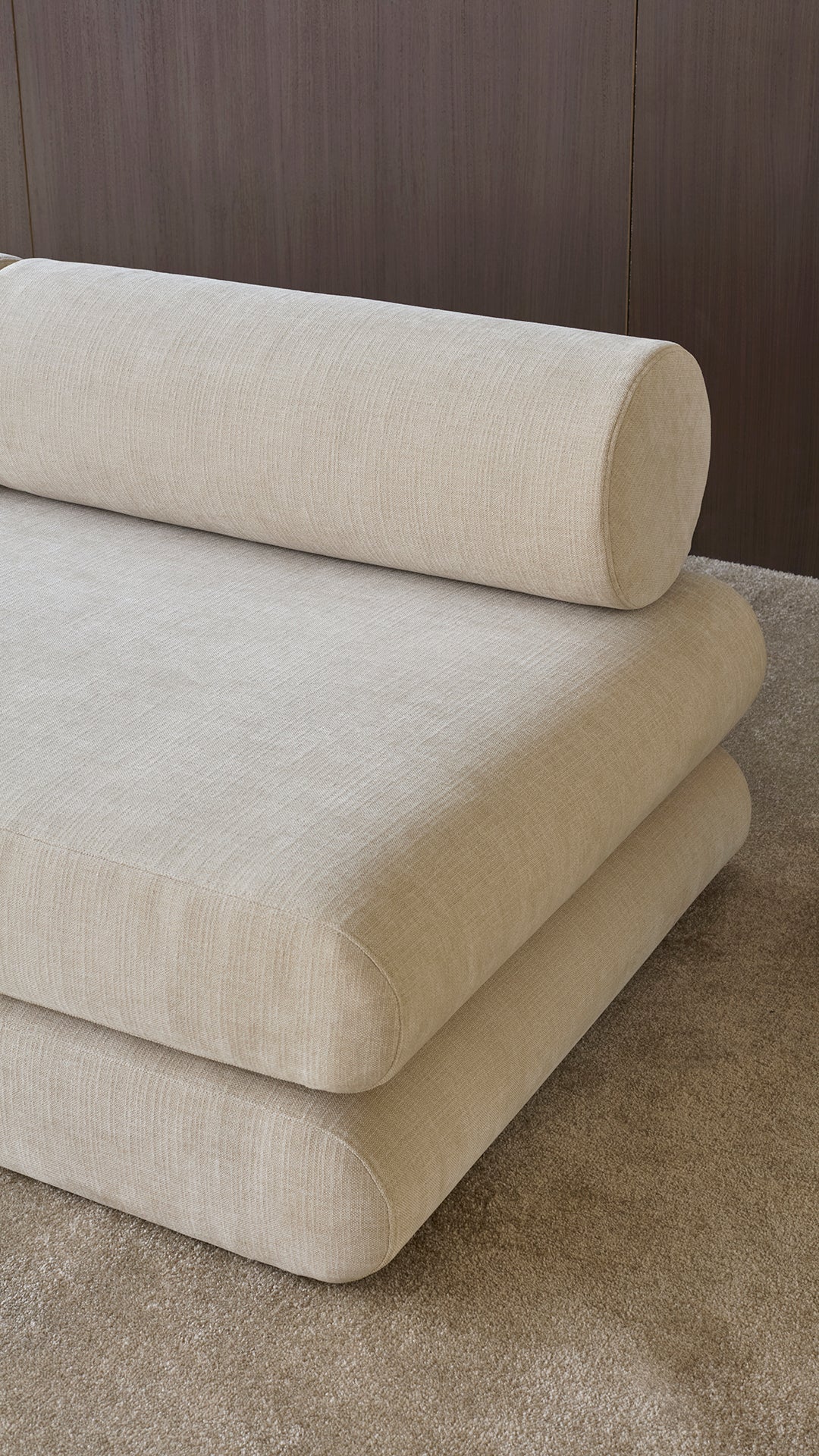 Circlus Tagesbett Mit Rückenpolstern in 410 Esina Almond präsentiert im Onlineshop von KAQTU Design AG. Bettsofa ist von Innovation Living