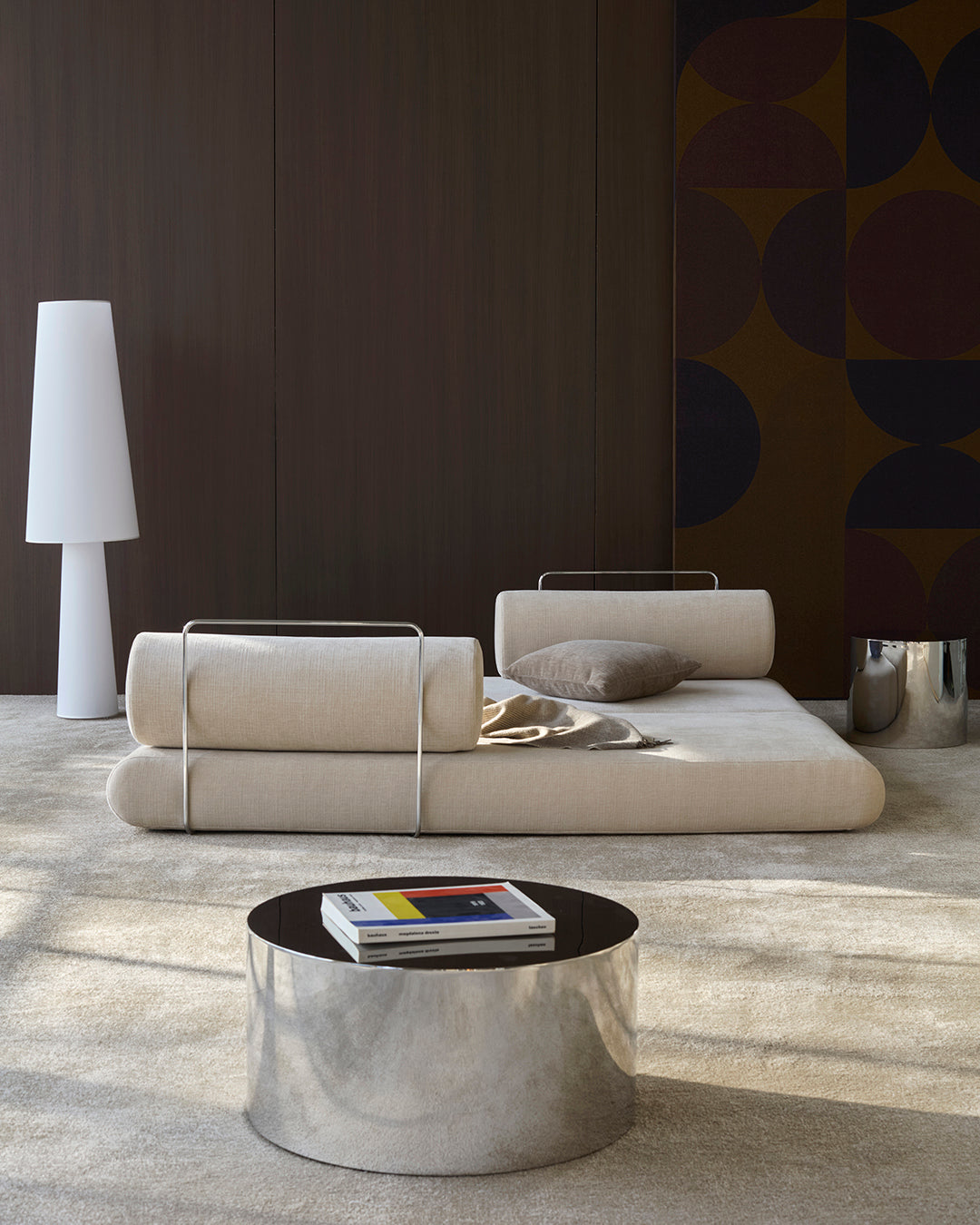 Circlus Tagesbett Mit Rückenpolstern in 410 Esina Almond präsentiert im Onlineshop von KAQTU Design AG. Bettsofa ist von Innovation Living