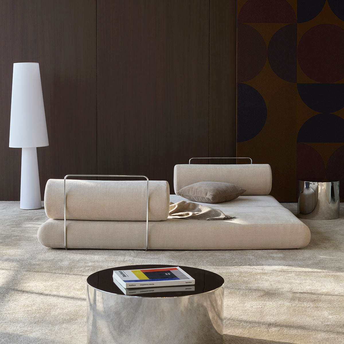 Circlus Tagesbett Mit Rückenpolstern in 410 Esina Almond präsentiert im Onlineshop von KAQTU Design AG. Bettsofa ist von Innovation Living