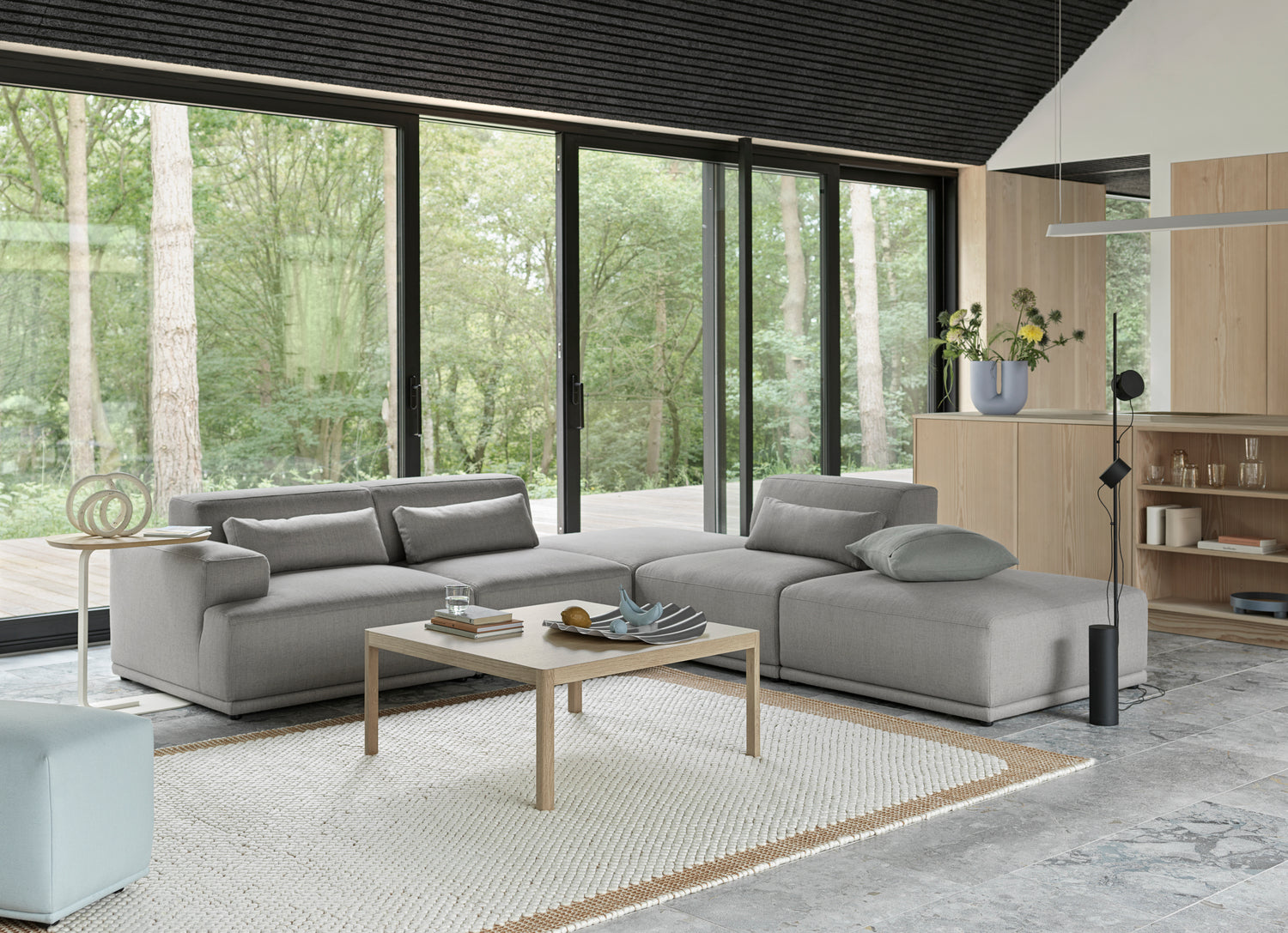 2er Connect Soft Sofa von Muuto, Ausstellungsstück, gepolstert in nachhaltigem Kvadrat Re-Wool 128, modernes skandinavisches Design mit klaren Linien und gemütlichen Polstern, präsentiert in einer stilvollen Wohnumgebung.