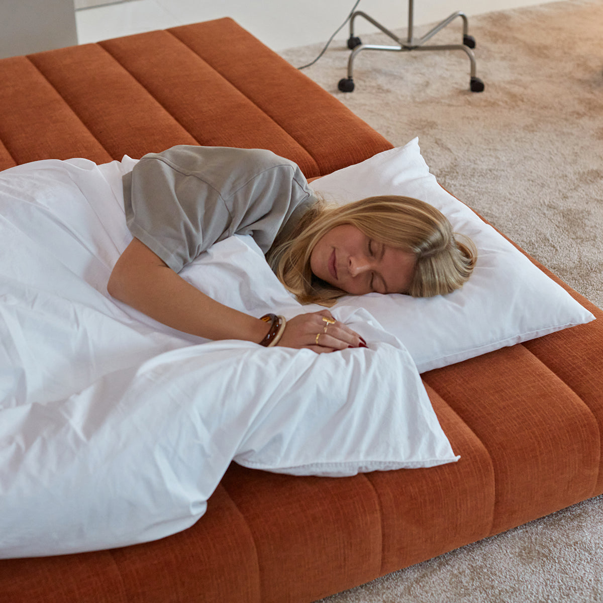CozyPad Schlafsofa Ecksofa mit Armlehnen in 412 Esina Rust Orange präsentiert im Onlineshop von KAQTU Design AG. Bettsofa ist von Innovation Living
