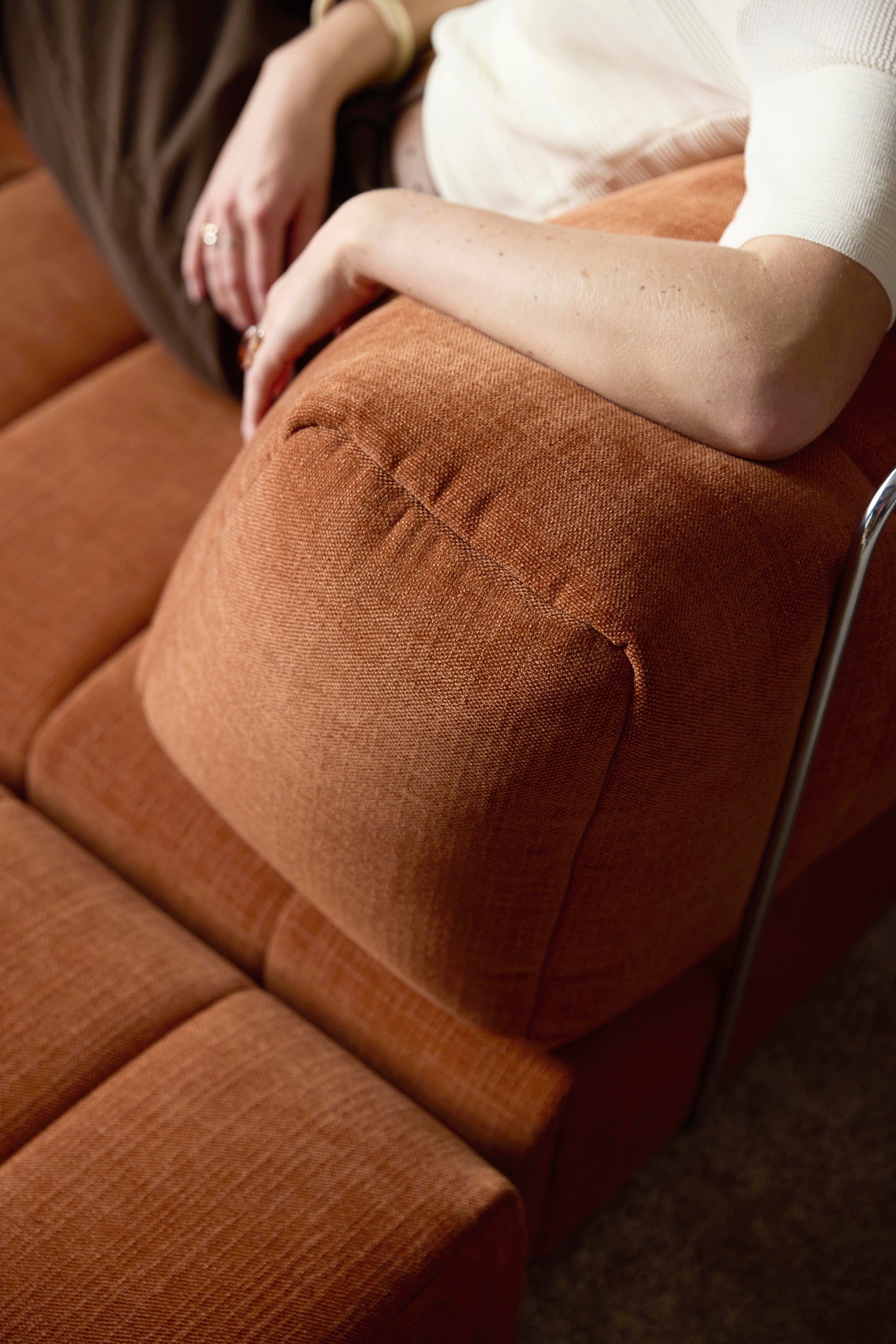 CozyPad Schlafsofa Ecksofa mit Armlehnen in 412 Esina Rust Orange präsentiert im Onlineshop von KAQTU Design AG. Bettsofa ist von Innovation Living