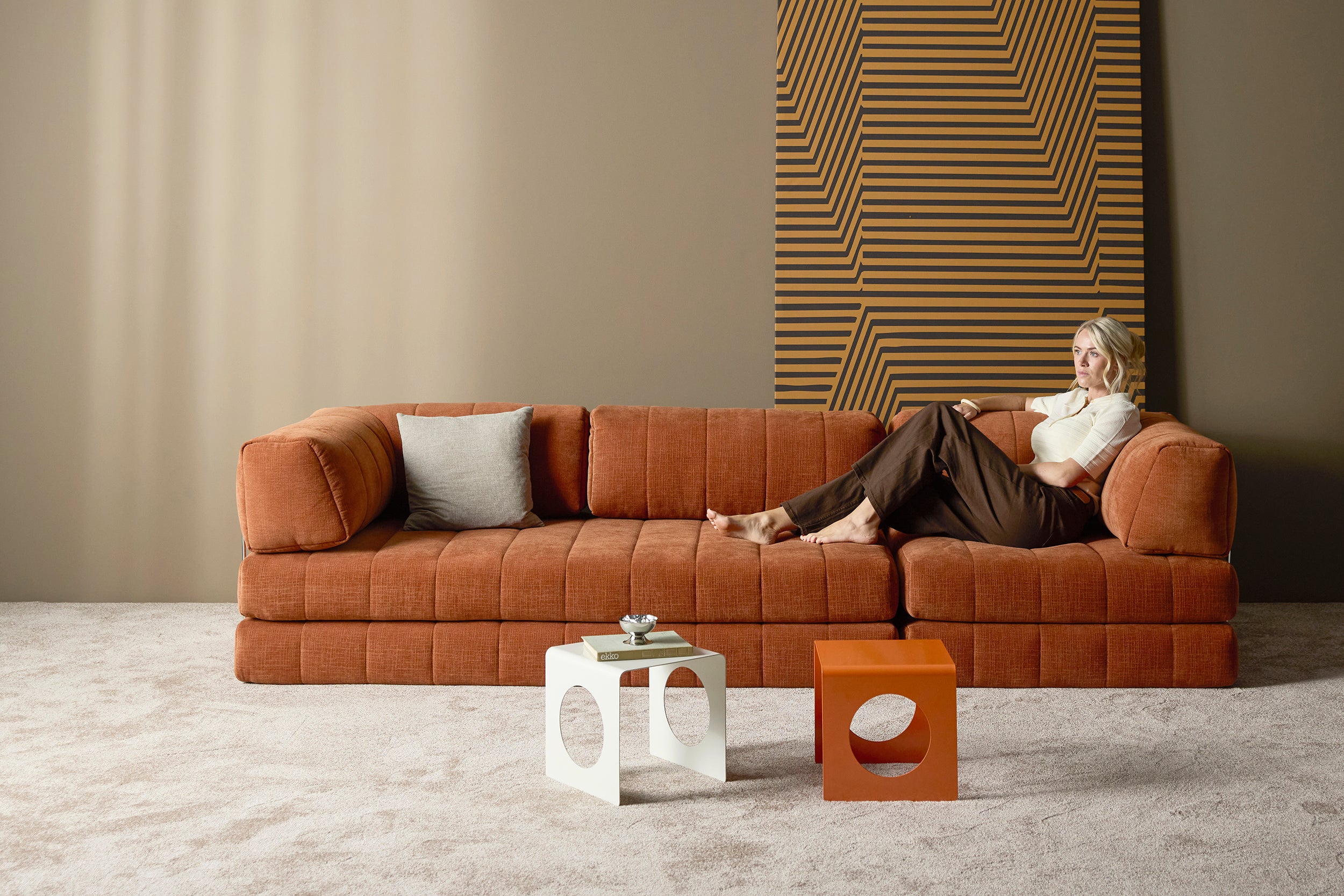 CozyPad Schlafsofa Grand mit Armlehnen in 412 Esina Rust Orange präsentiert im Onlineshop von KAQTU Design AG. Bettsofa ist von Innovation Living