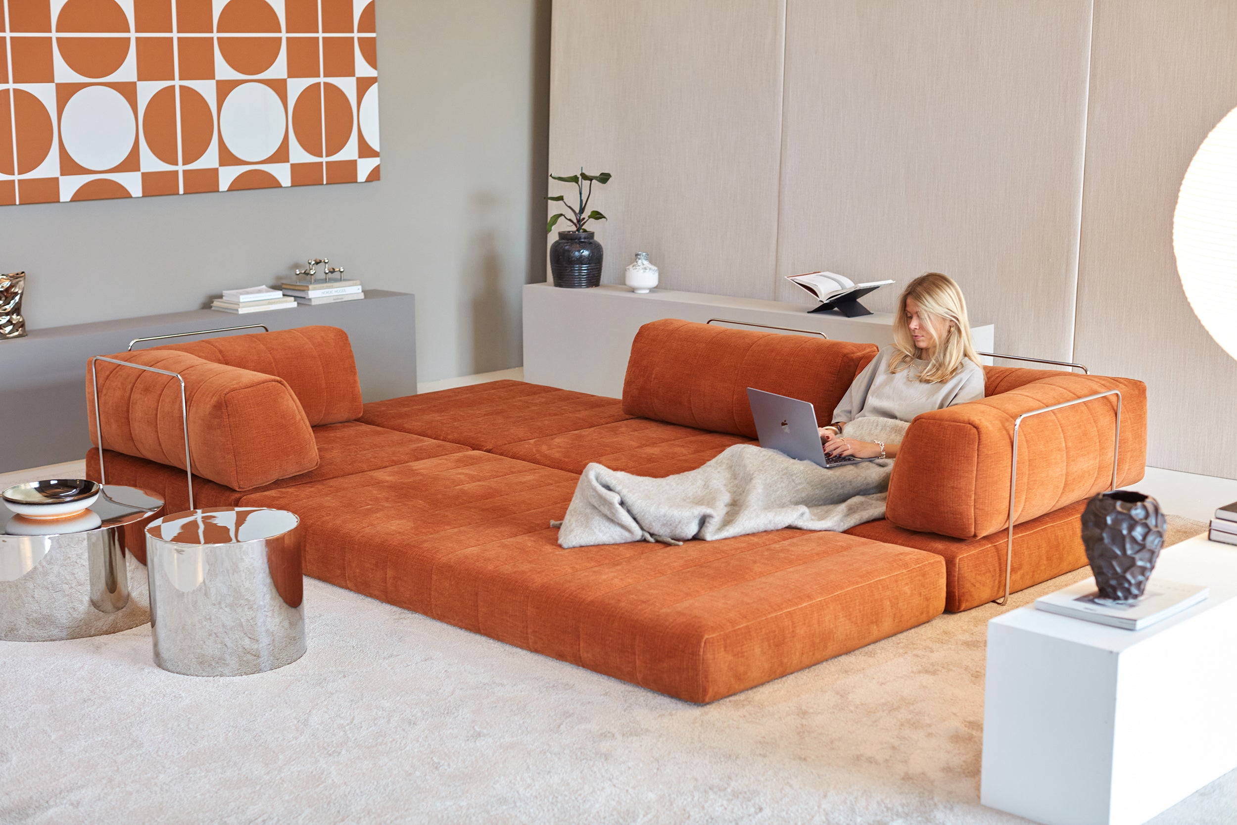 CozyPad Schlafsofa Grand mit Armlehnen in 412 Esina Rust Orange präsentiert im Onlineshop von KAQTU Design AG. Bettsofa ist von Innovation Living