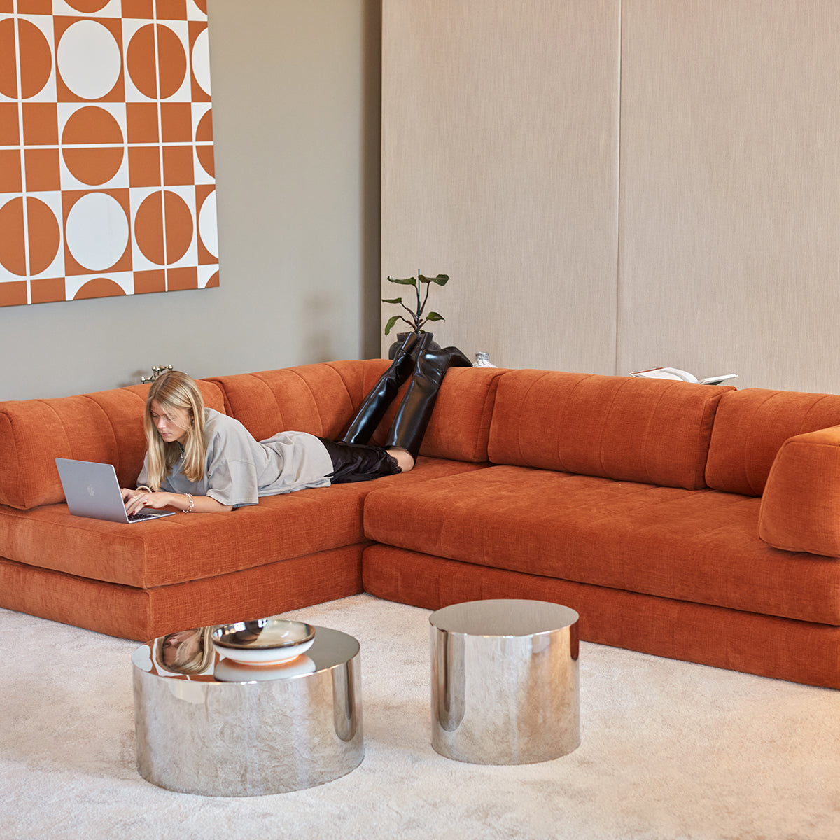 CozyPad Schlafsofa L-Shape mit Armlehne in 412 Esina Rust Orange präsentiert im Onlineshop von KAQTU Design AG. Bettsofa rechts ist von Innovation Living