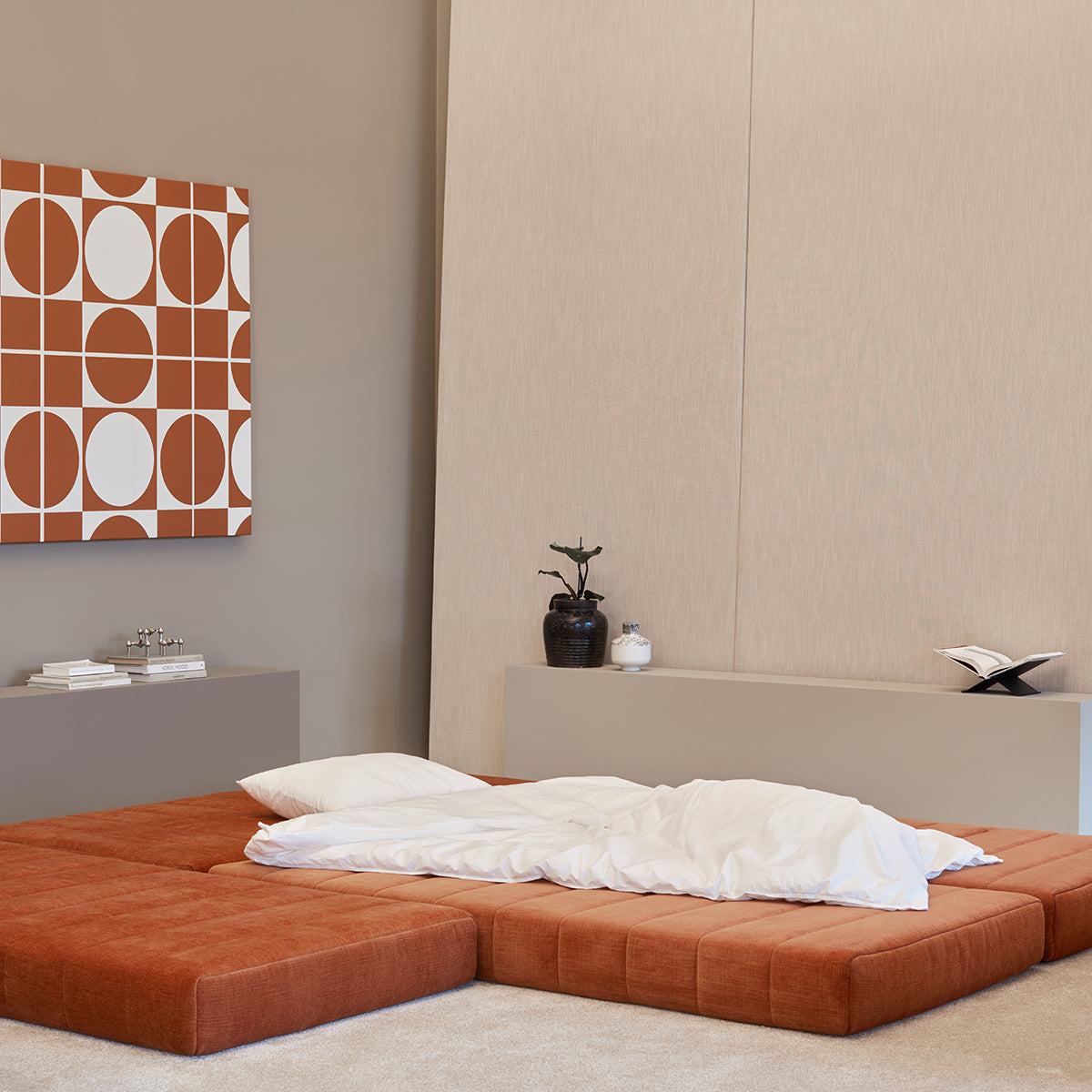 CozyPad Schlafsofa L-Shape mit Armlehne in 412 Esina Rust Orange präsentiert im Onlineshop von KAQTU Design AG. Bettsofa rechts ist von Innovation Living