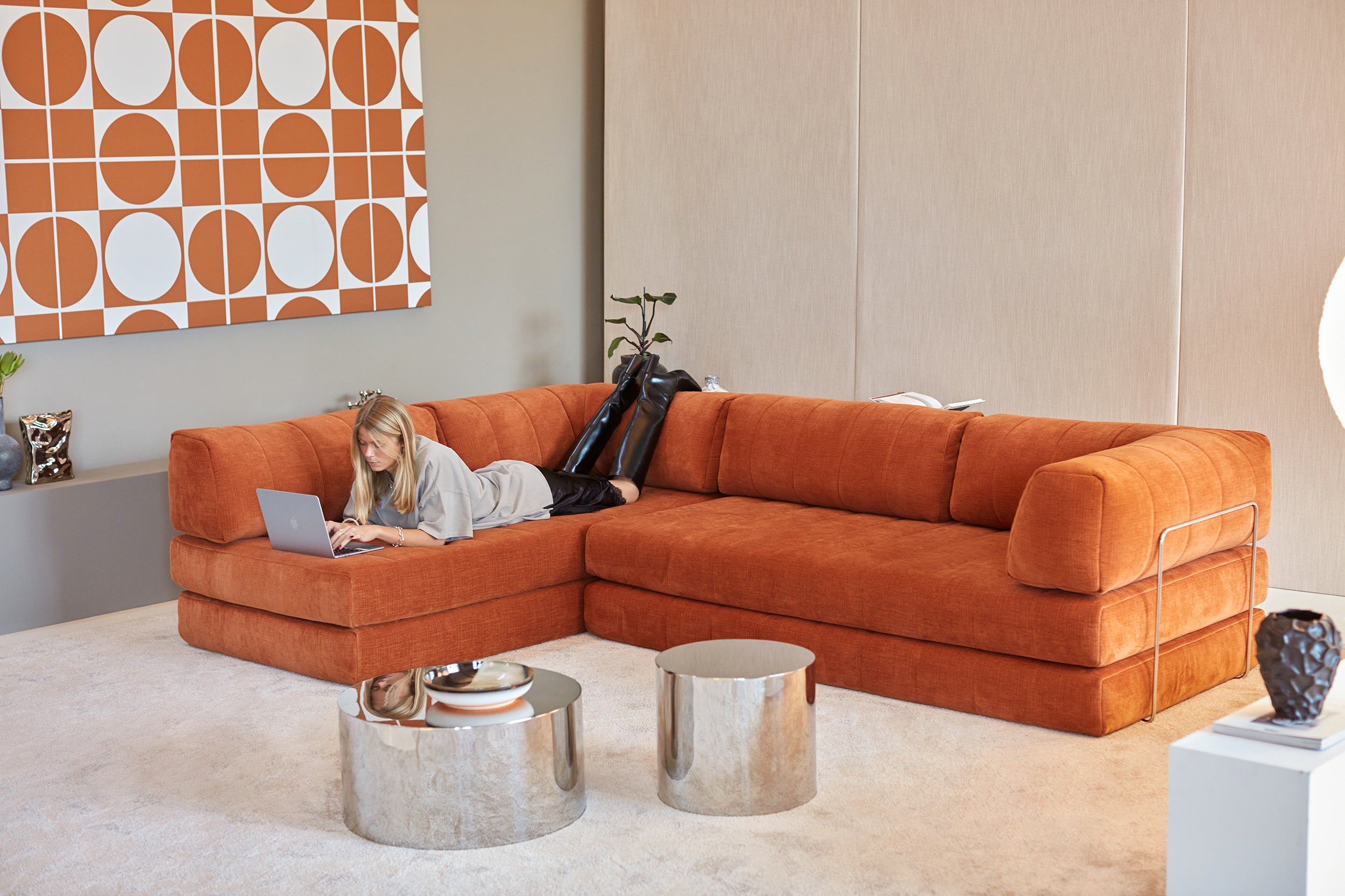 CozyPad Schlafsofa L-Shape mit Armlehne in 412 Esina Rust Orange präsentiert im Onlineshop von KAQTU Design AG. Bettsofa rechts ist von Innovation Living