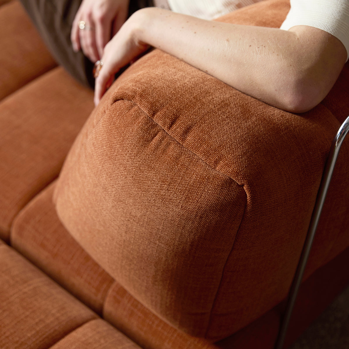 CozyPad Schlafsofa mit Armlehnen in 412 Esina Rust Orange präsentiert im Onlineshop von KAQTU Design AG. Bettsofa ist von Innovation Living
