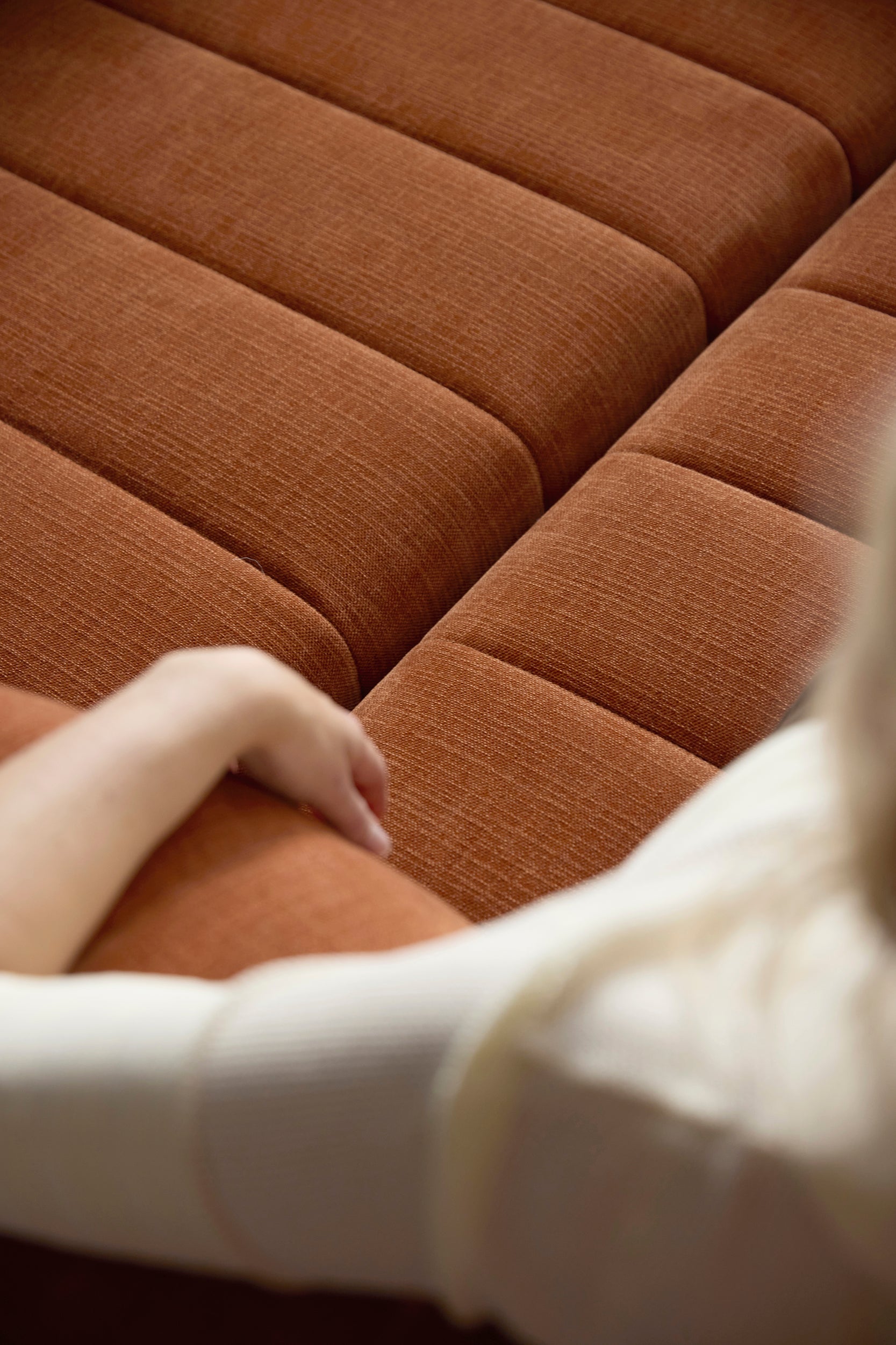 CozyPad Schlafsofa mit Armlehnen in 412 Esina Rust Orange präsentiert im Onlineshop von KAQTU Design AG. Bettsofa ist von Innovation Living