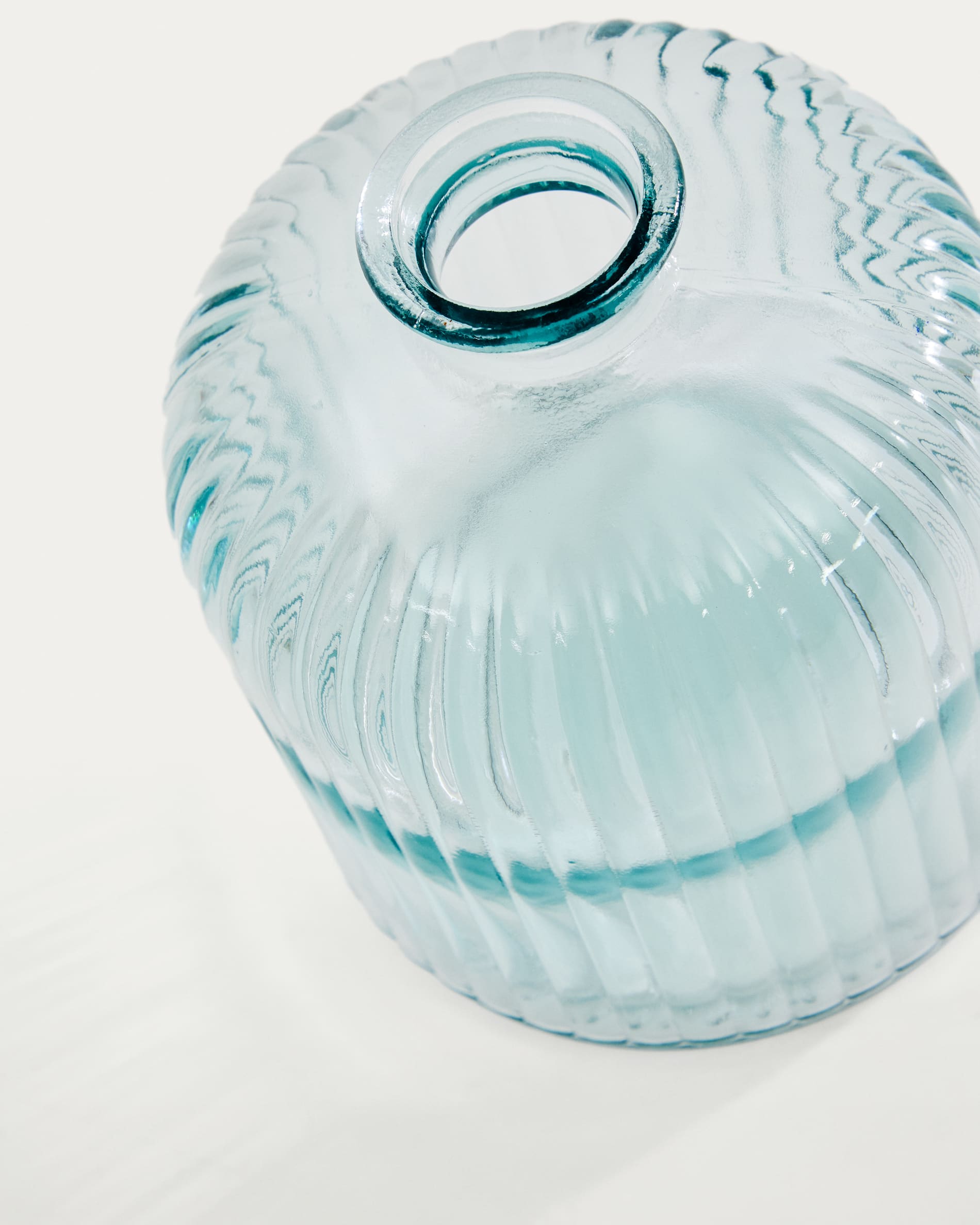 Marba Flasche klein aus transparentem Recyclingglas in Klar präsentiert im Onlineshop von KAQTU Design AG. Flasche ist von Kave Home