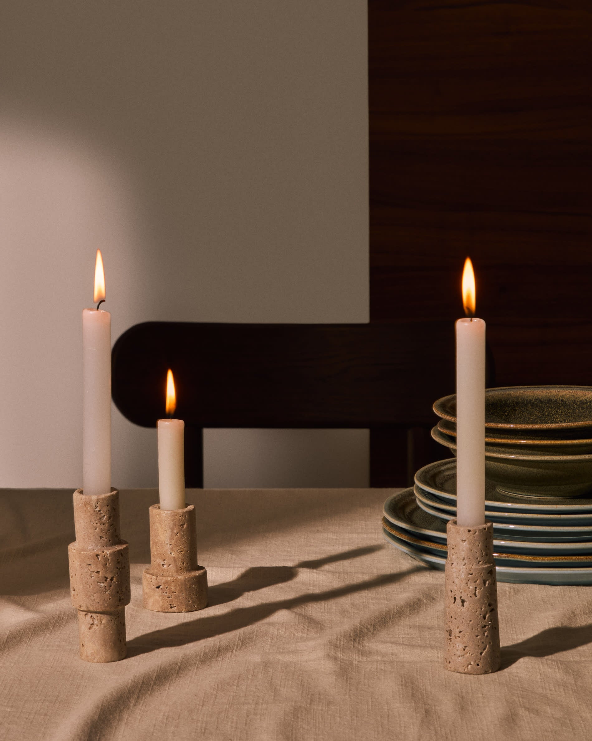 Majid Set aus 3 Kerzenhaltern aus Travertin in Beige in Beige präsentiert im Onlineshop von KAQTU Design AG. Kerzenständer ist von Kave Home