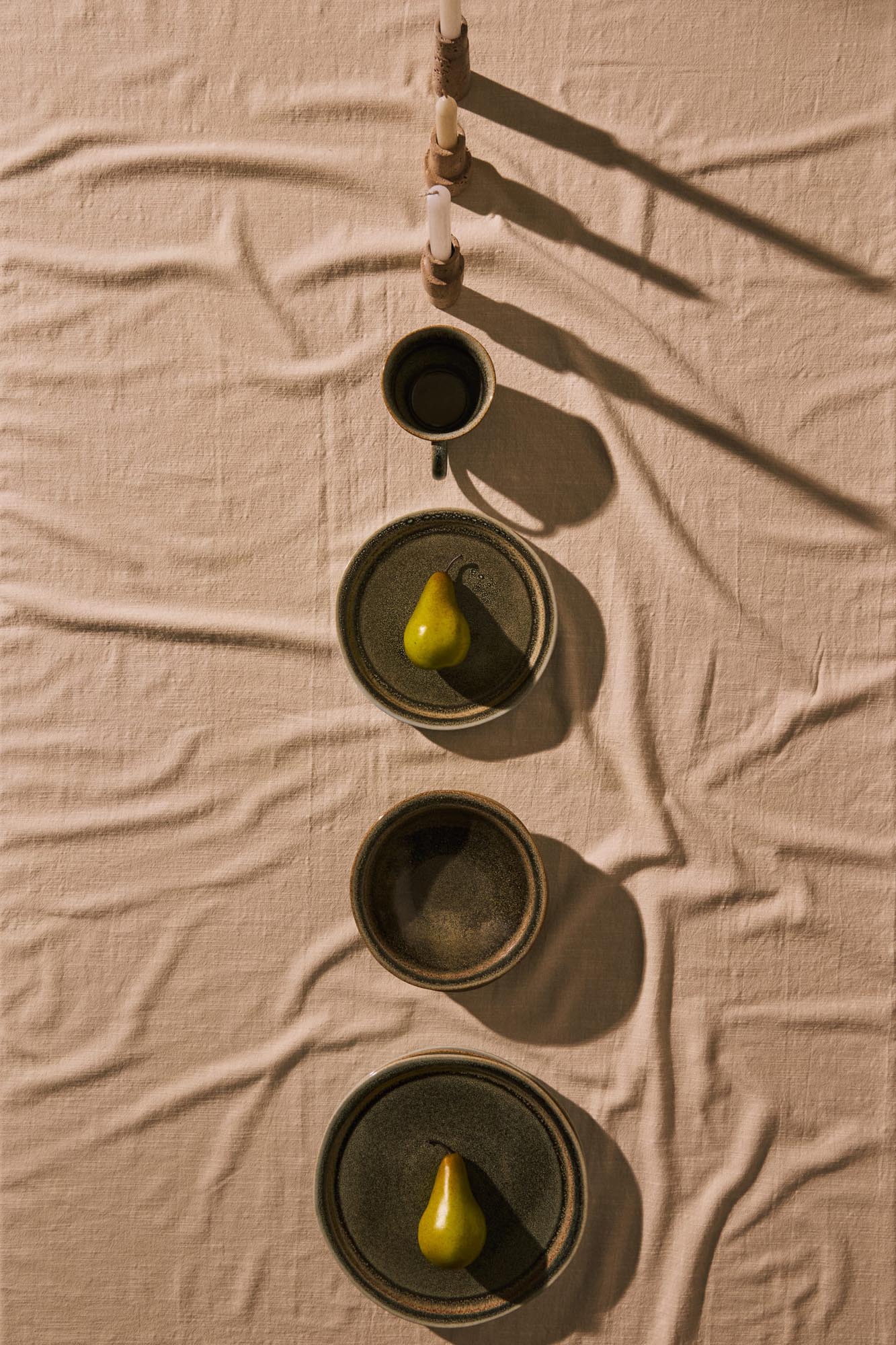 Majid Set aus 3 Kerzenhaltern aus Travertin in Beige in Beige präsentiert im Onlineshop von KAQTU Design AG. Kerzenständer ist von Kave Home