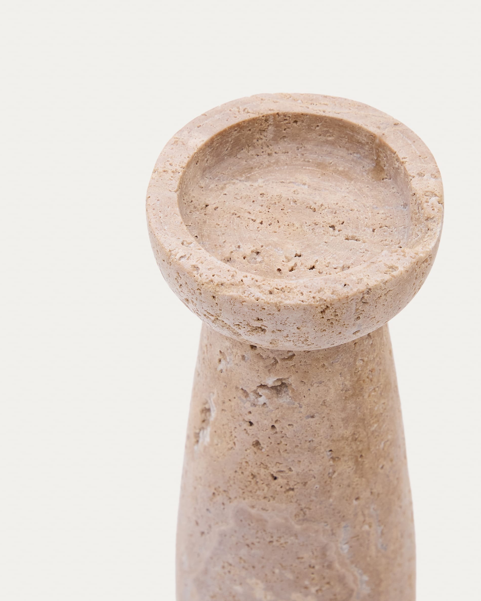 Magan kleiner Kerzenhalter aus Travertin in Beige in Beige präsentiert im Onlineshop von KAQTU Design AG. Kerzenständer ist von Kave Home