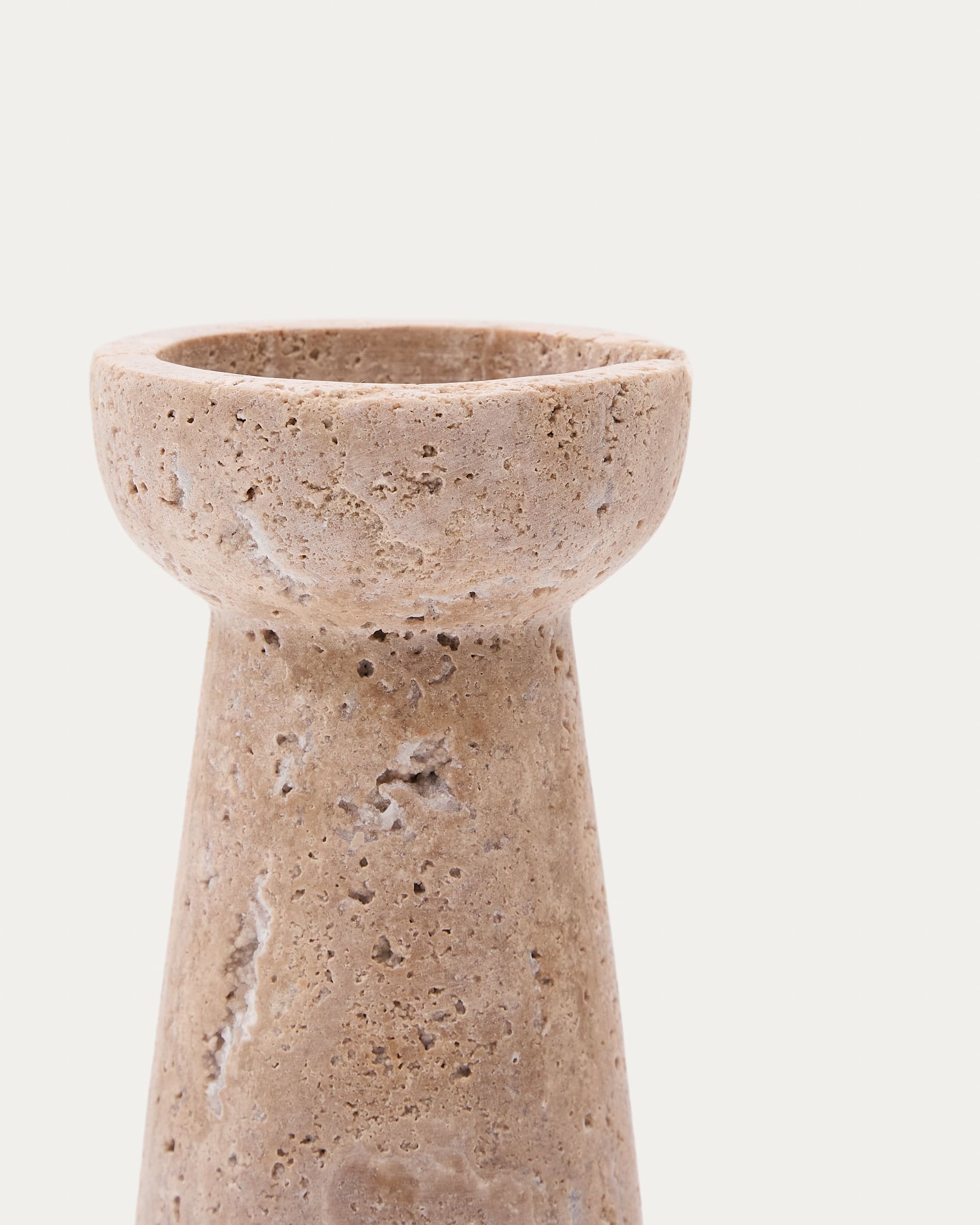 Magan kleiner Kerzenhalter aus Travertin in Beige in Beige präsentiert im Onlineshop von KAQTU Design AG. Kerzenständer ist von Kave Home