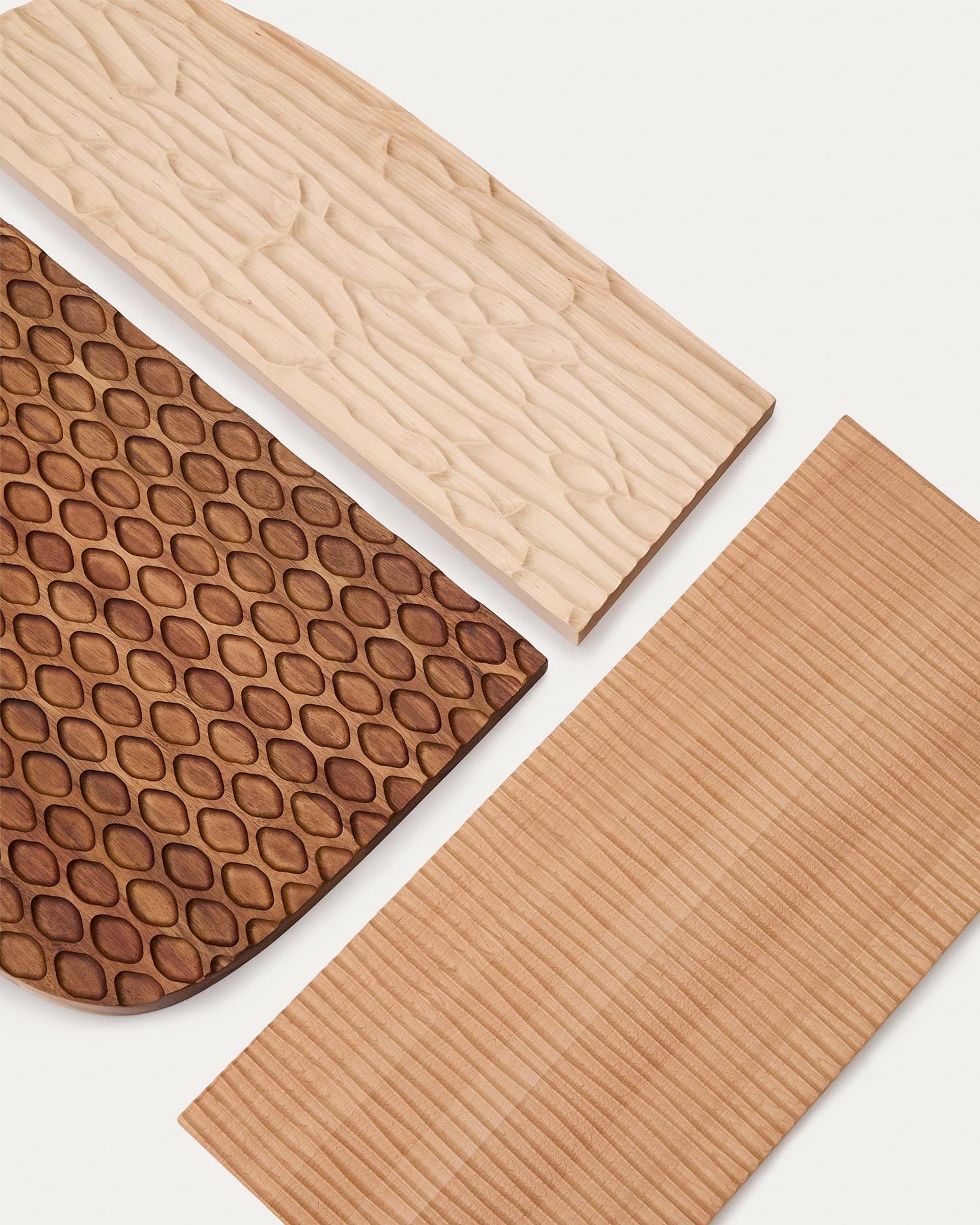 Elegantes 3-teiliges Wandpaneel Trivax aus robustem Akazienholz, FSC-zertifiziert, ideal für individuelle und nachhaltige Wohnakzente.