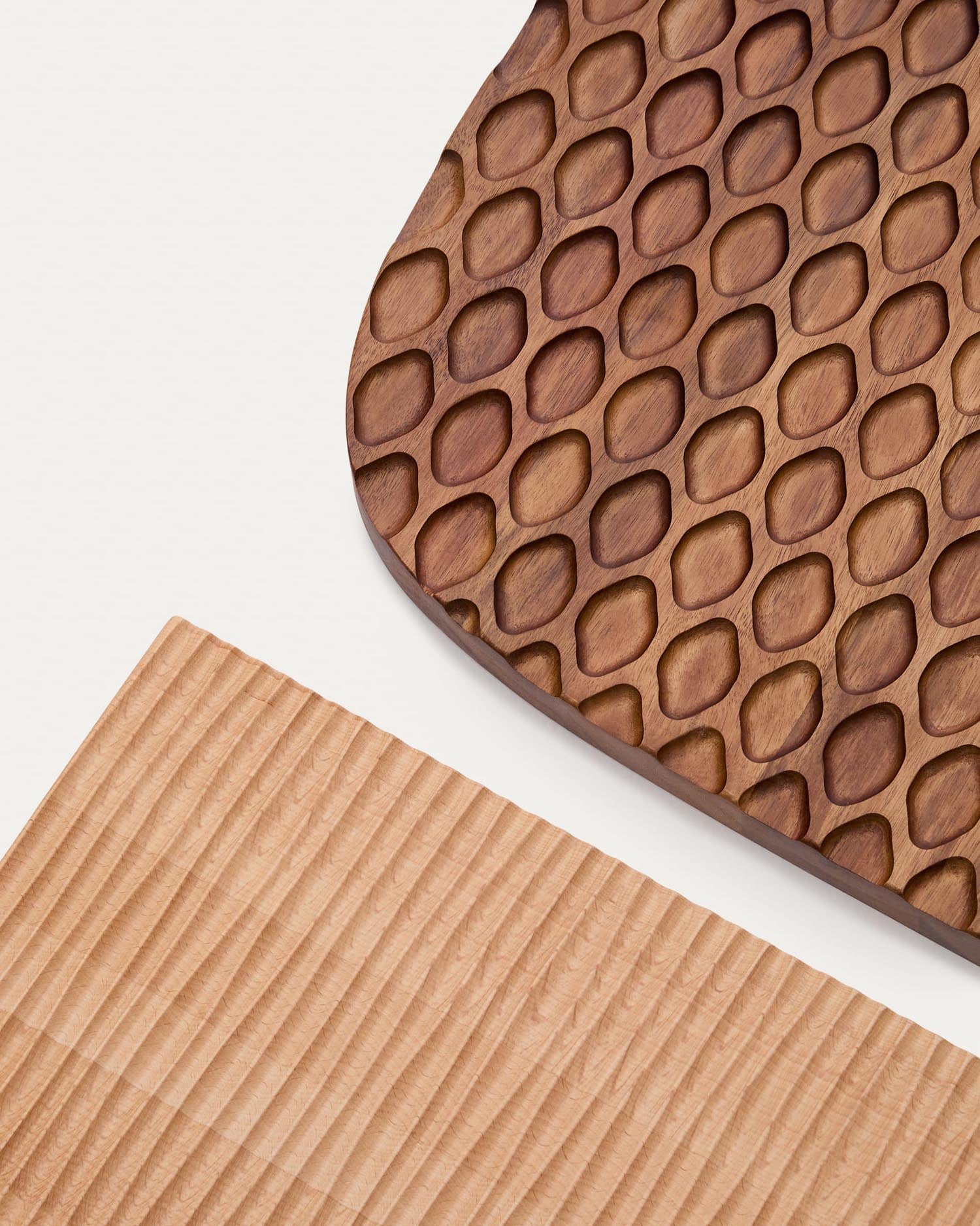 Entdecken Sie das 3-teilige Wandpaneel Trivax aus edlem Akazienholz. FSC-zertifiziert, vereint es natürliche Schönheit mit modernem Design für Ihr Zuhause.