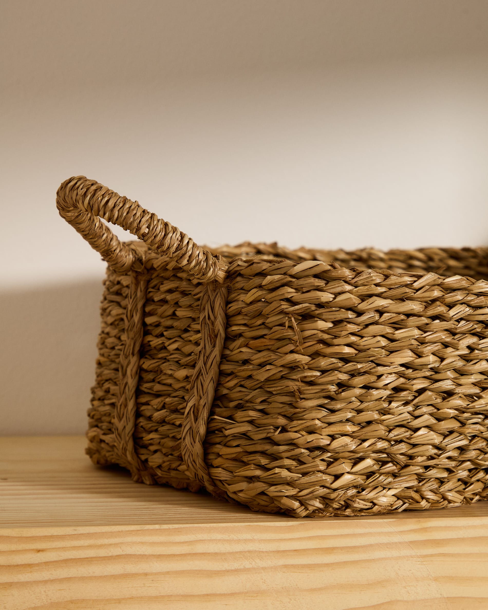 Das Set Milly von Kave Home enthält zwei Körbe aus Naturfasern, perfekt für stilvolle Organisation und Dekoration in Ihrem Zuhause.