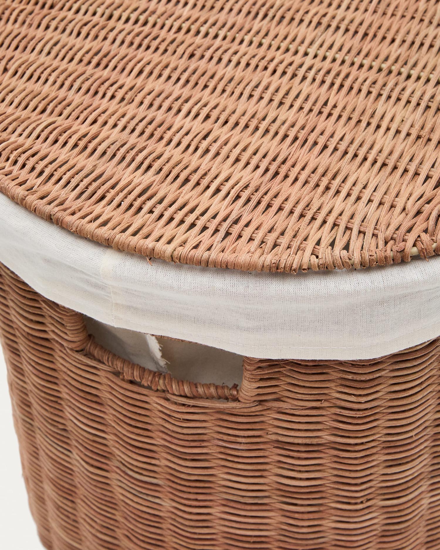 Entdecken Sie die handgefertigten Indali Körbe aus hochwertigem Rattan. Ideal für stilvolle Aufbewahrung und vielseitige Einsatzmöglichkeiten in jedem Raum.