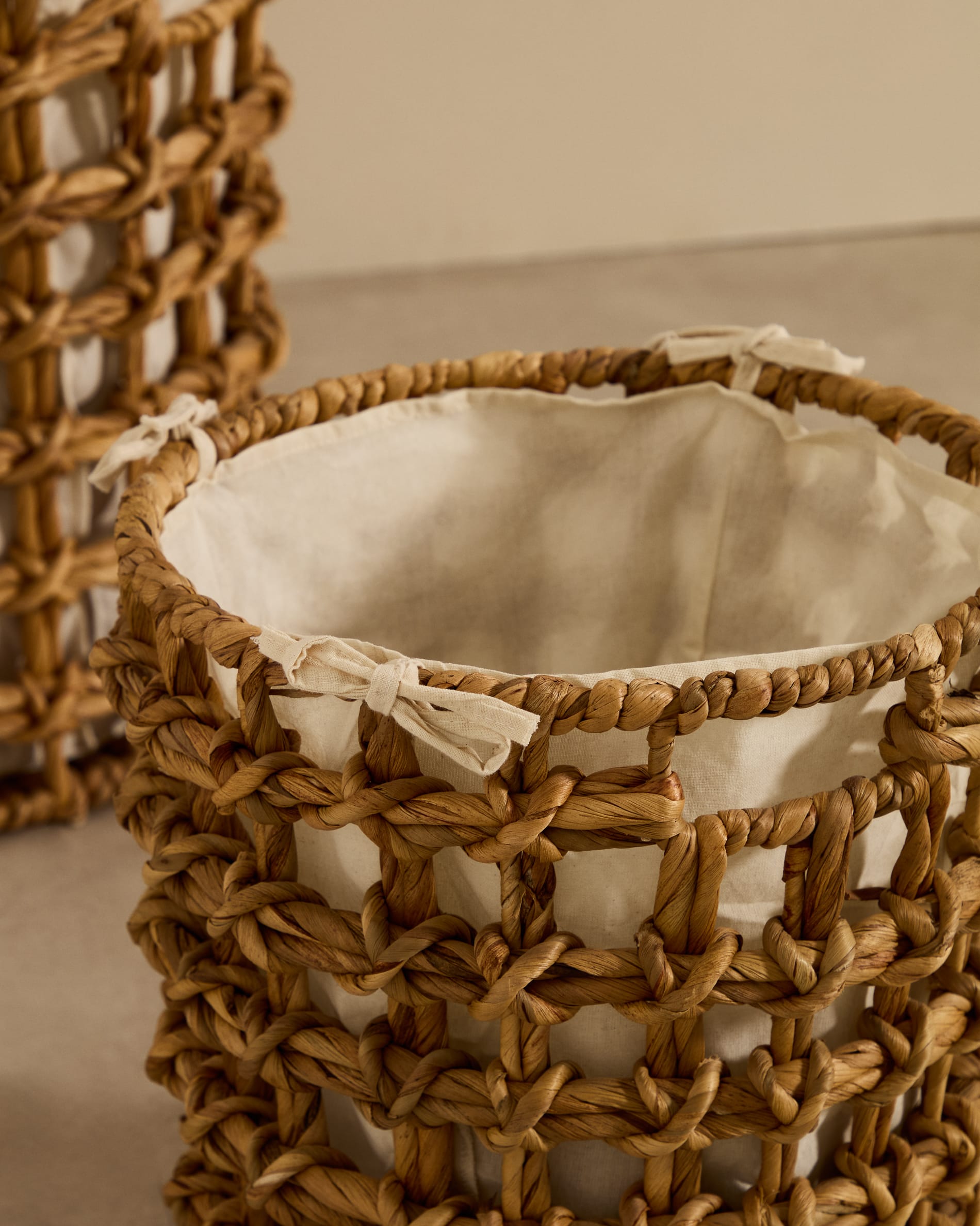 Set aus 2 handgefertigten Körben aus Naturfasern, perfekt für stilvolle Aufbewahrung. Grössen: Ø 30 cm und Ø 38 cm.