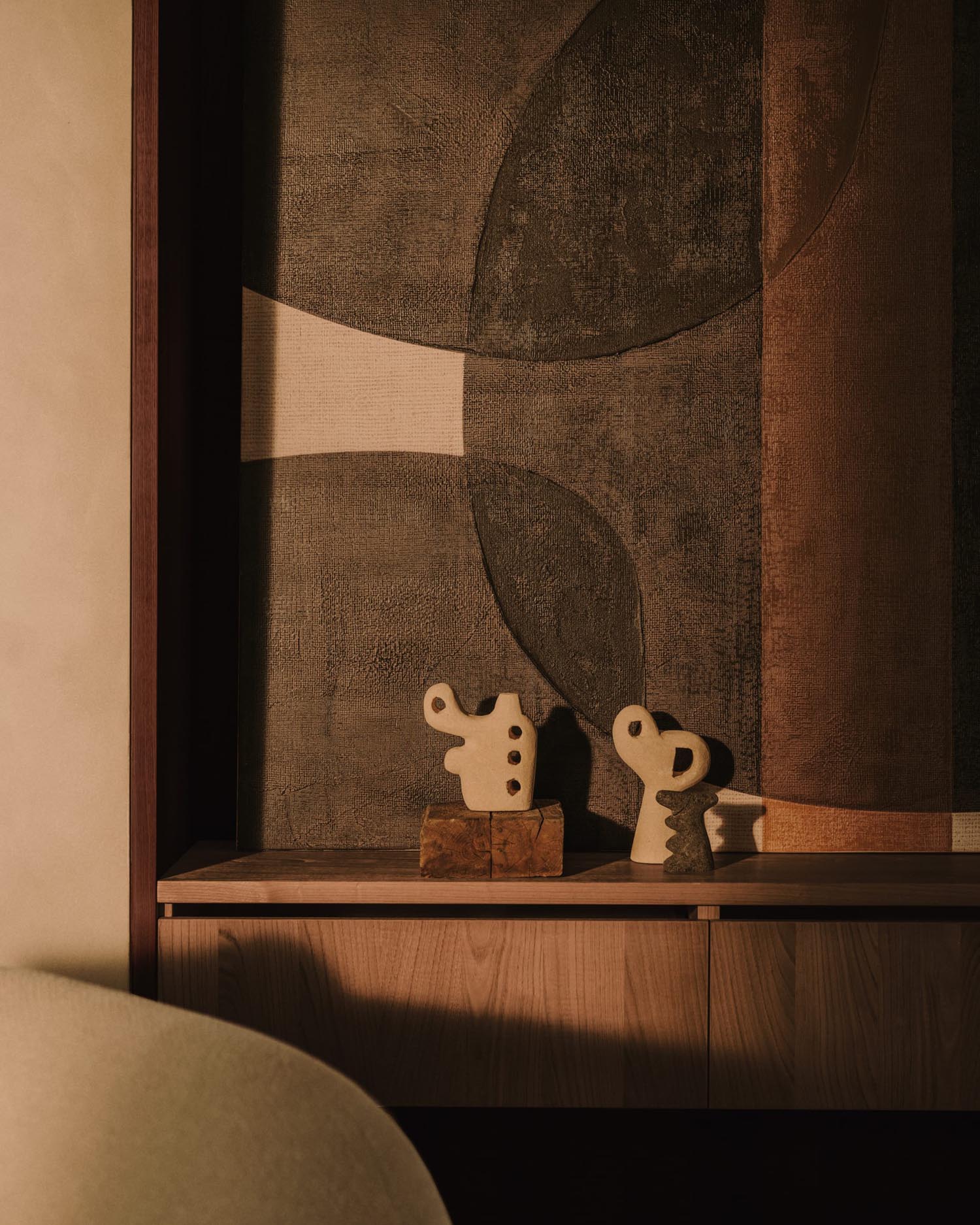 Handgefertigte Skulptur Arif aus robustem Stein, 20 cm hoch, mit harmonischen Linien und stilvollem beigefarbenem Finish für jedes Zuhause.