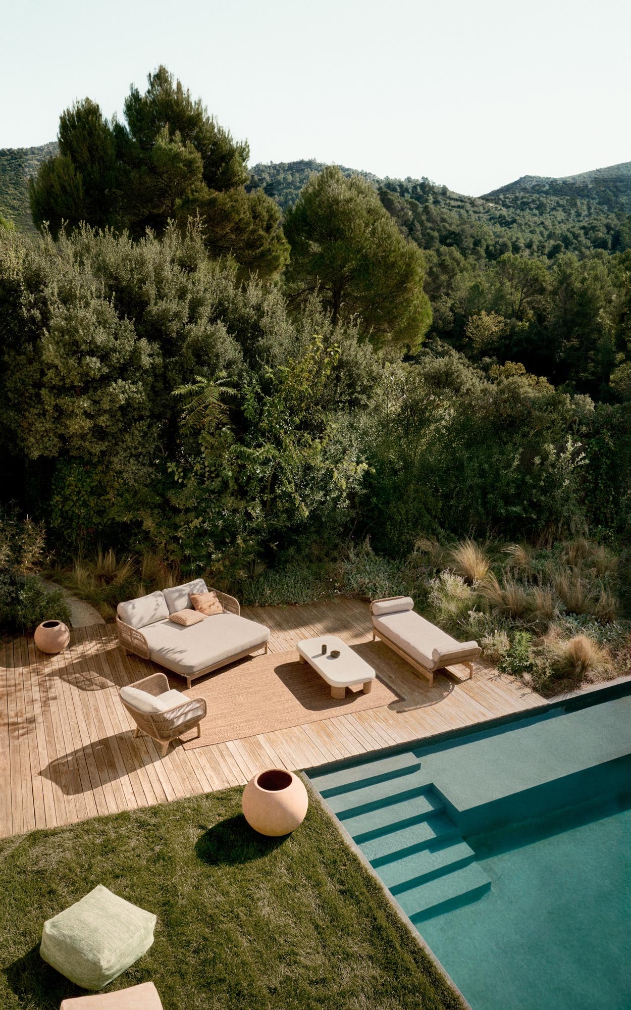 Verleihen Sie Ihrem Zuhause mit dem Blumentopf Solna in Terrakottaoptik (Ø 51 cm) von Kave Home einen Hauch von Eleganz und Wärme. Ideal für jede Umgebung!