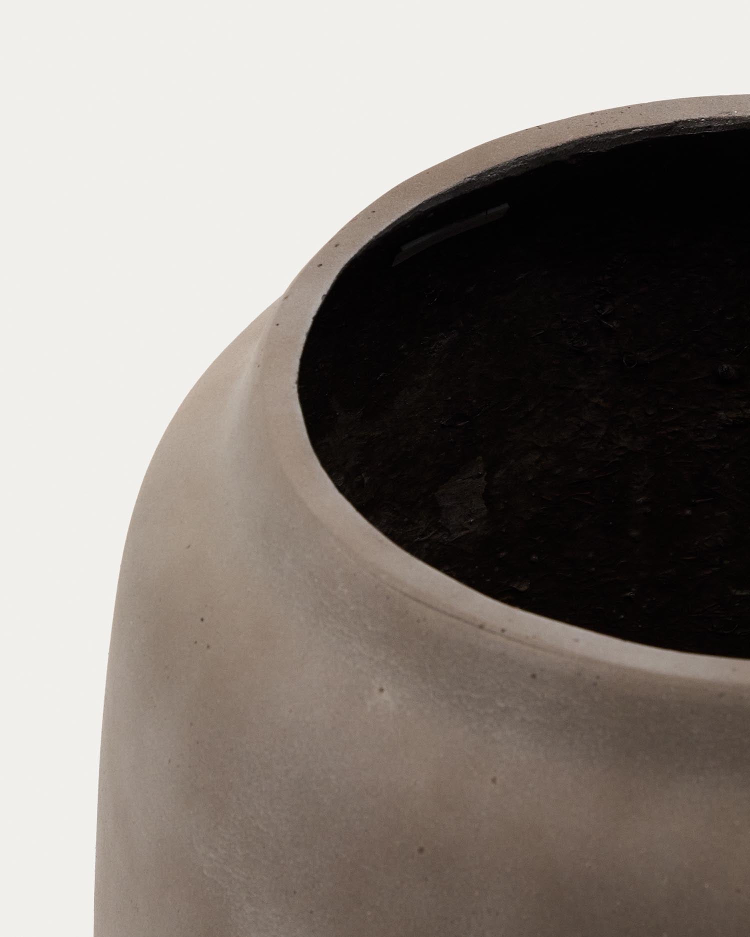 Eleganter Blumentopf Lira (Ø 53 cm) in Terrakottaoptik von Kave Home. Ideal für kleine Ecken, robust und vielseitig für jedes Zuhause.