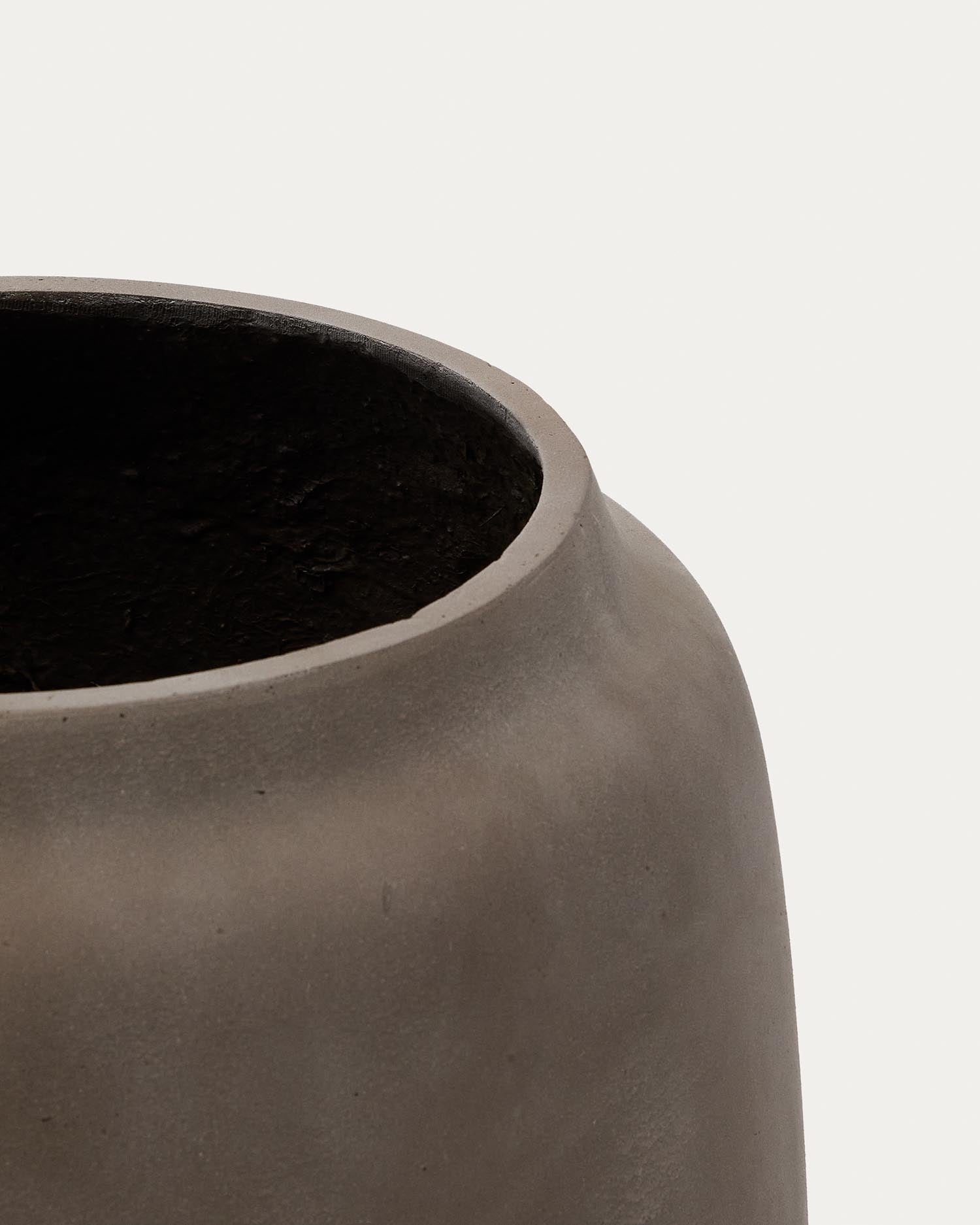 Stilvoller Blumentopf Lira (Ø 53 cm) in ansprechender Terrakottaoptik von Kave Home. Perfekt für mittelgroße Pflanzen und kleine Räume.