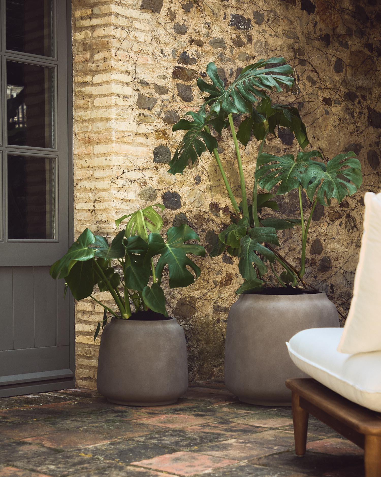 Stilvoller Blumentopf Lira in Terrakottaoptik (Ø 53 cm) von Kave Home. Robust, langlebig und ideal für mittelgroße Pflanzen in jedem Raum.