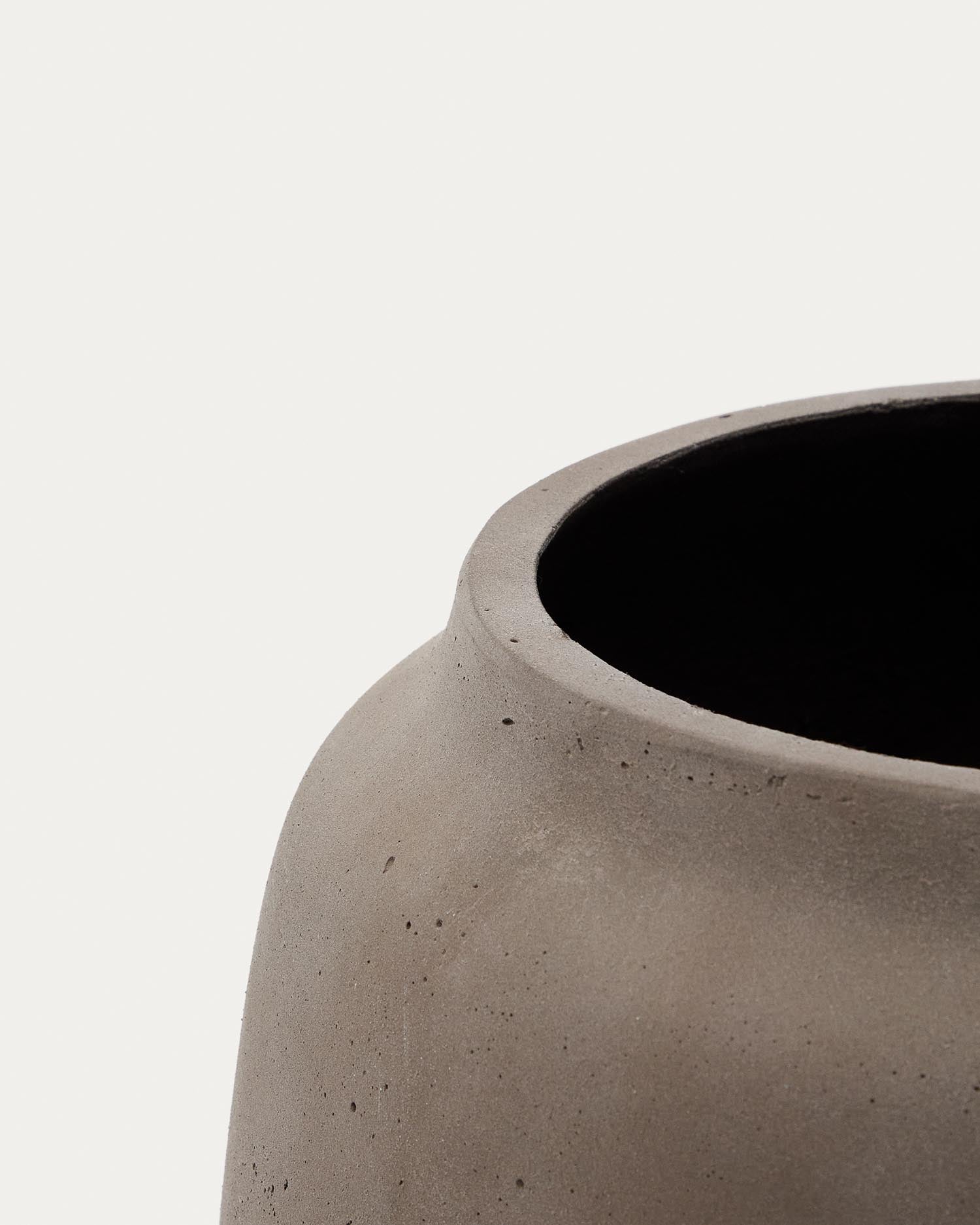 Gestalten Sie Ihr Zuhause mit dem eleganten Blumentopf Lira in Terrakottaoptik (Ø 40 cm) von Kave Home – robust, modern und vielseitig kombinierbar!