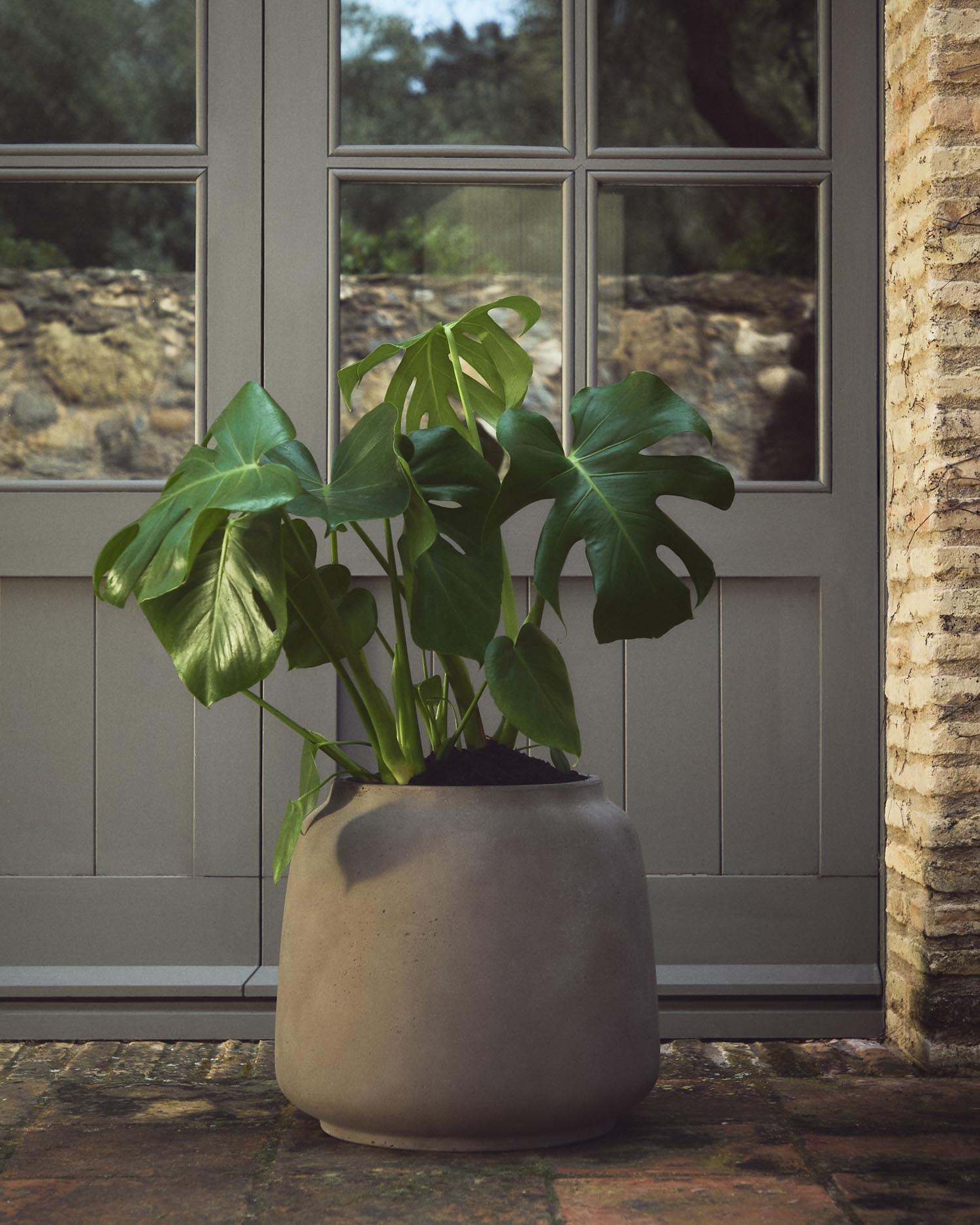 Entdecken Sie den stilvollen Blumentopf Lira in Terrakottaoptik (Ø 40 cm) von Kave Home – ideal für Ihre Pflanzen und jede Einrichtung!