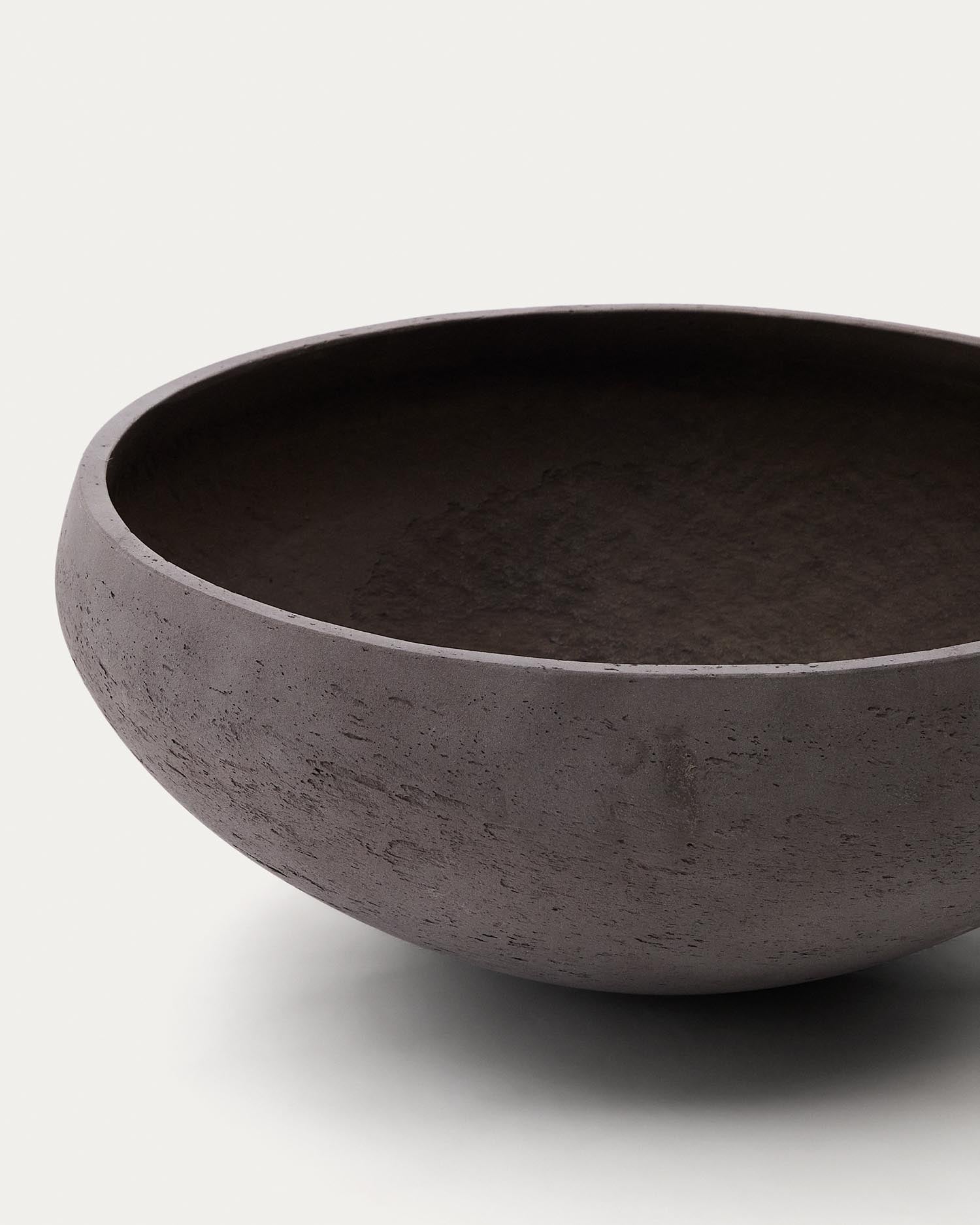 Set Nura: 2 stilvolle Blumentöpfe aus Polyzement in Terrakotta-Zementoptik (Ø55 cm) – ideal für drinnen und draußen, modern und vielseitig.