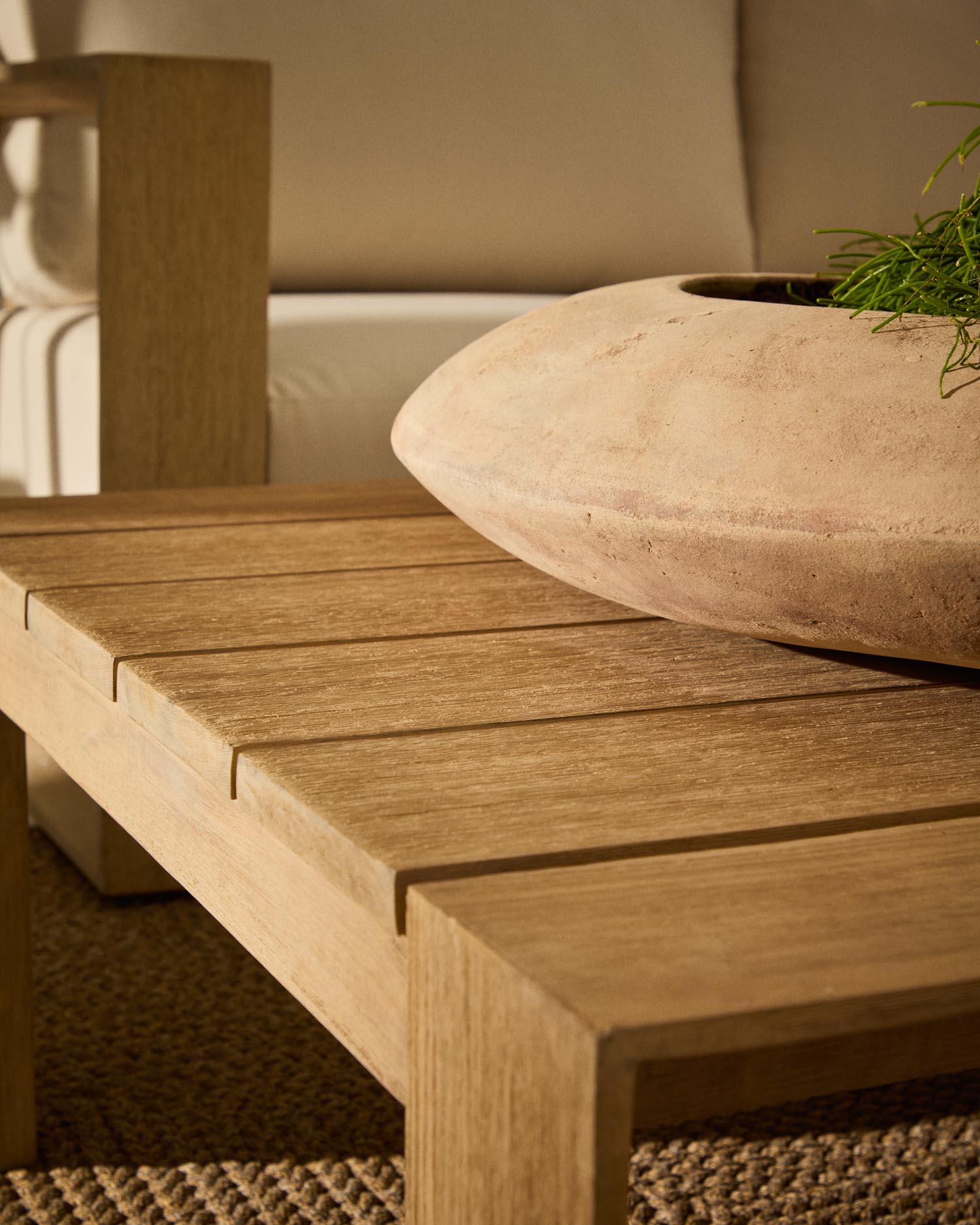 Entdecken Sie den stilvollen Blumentopf Rivor aus hochwertiger Terrakotta. Mit 50 cm Durchmesser und natürlichem Finish ist er ideal für drinnen und draußen.