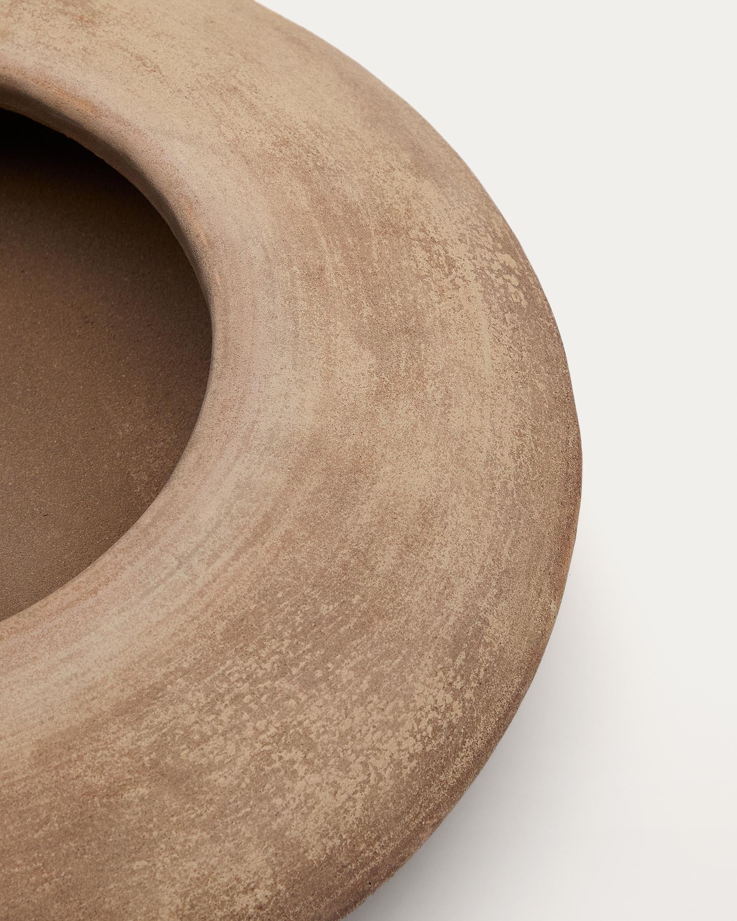 Gestalten Sie Ihre Räume mit dem eleganten Blumentopf Rivor aus Terrakotta (Ø 65 cm) von Kave Home – perfekt für drinnen und draußen!