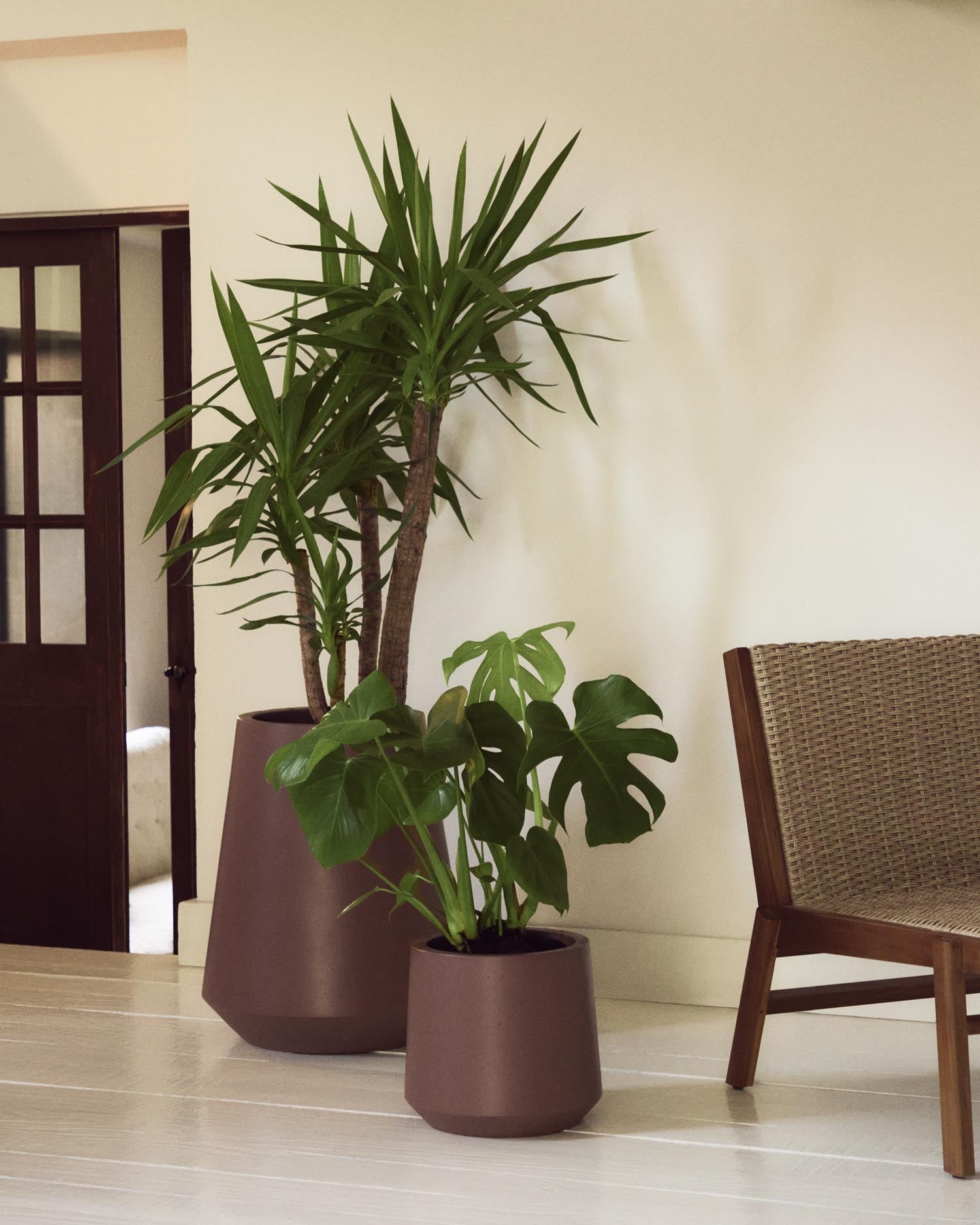 Gestalte Dein Zuhause mit dem stilvollen Blumentopf Calun aus robustem Zement in Weinrot (Ø 32 cm) von Kave Home – perfekt für drinnen und draußen.