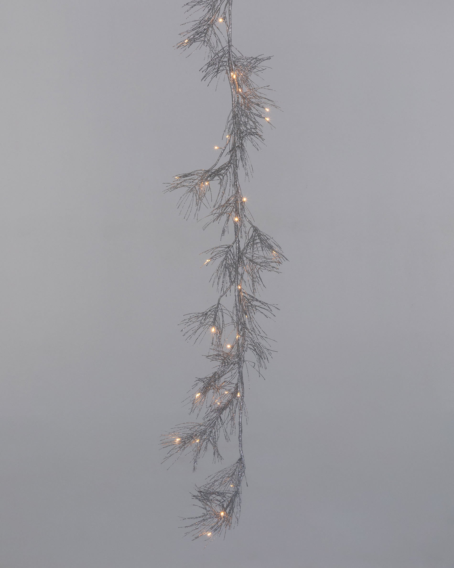 Stilvolle Teila Lichtergirlande von Kave Home, 180 cm lang, silberfarben, perfekt für festliche Dekoration und kreative Akzente in jedem Raum.