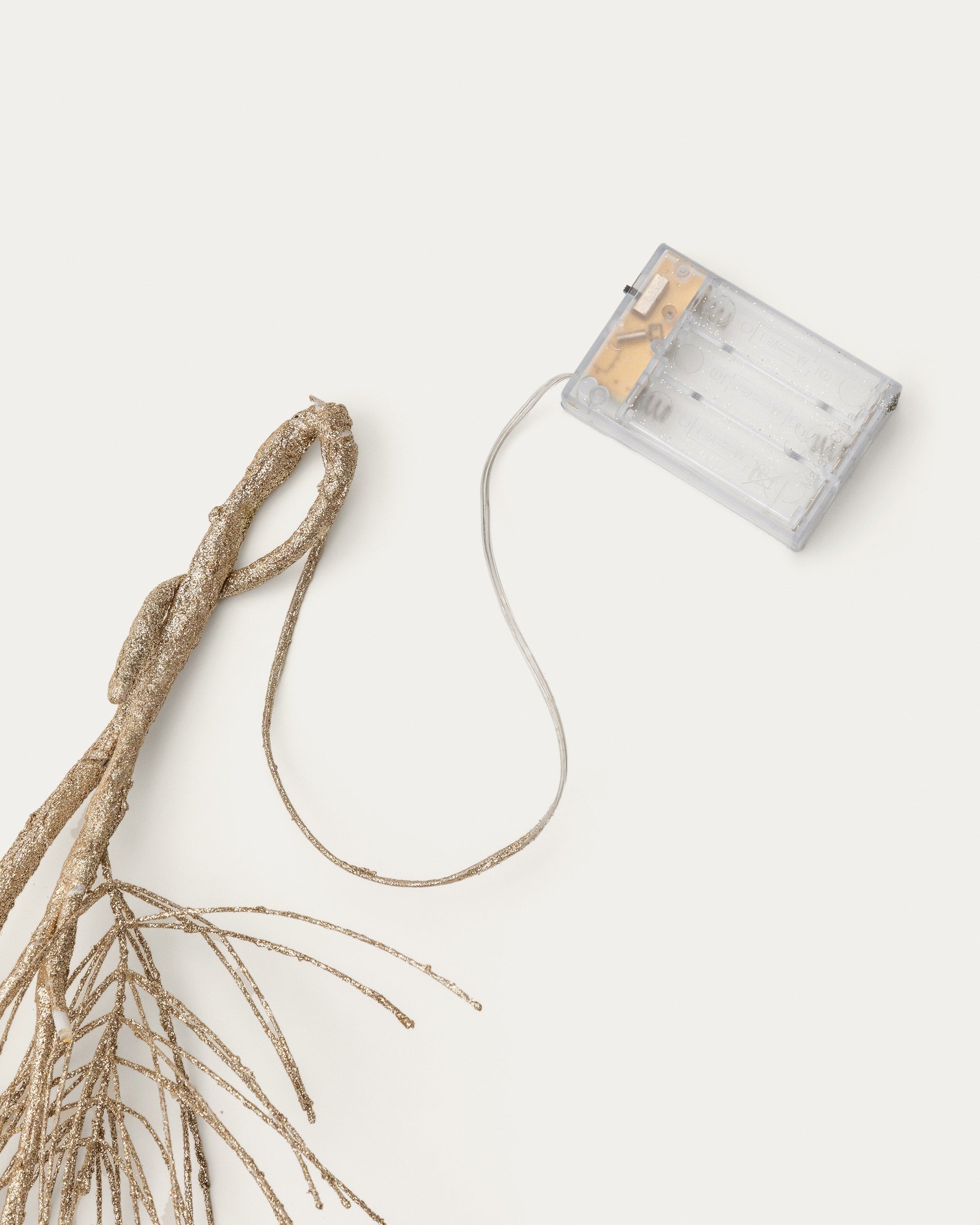 Elegante Teila Lichtergirlande in goldfarbenem Zweigdesign, 180 cm lang. Perfekt für festliche Akzente und gemütliche Atmosphäre in jedem Raum.