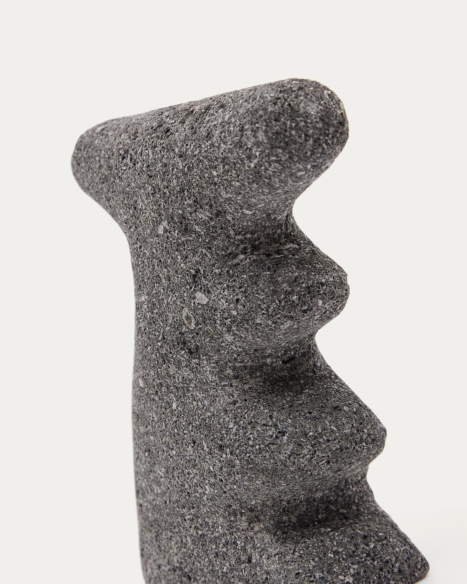 Setzen Sie Akzente in Ihrem Wohnraum mit den eleganten Steinskulpturen Arif von Kave Home, die durch ihre organischen Formen und hochwertige Verarbeitung bestechen.