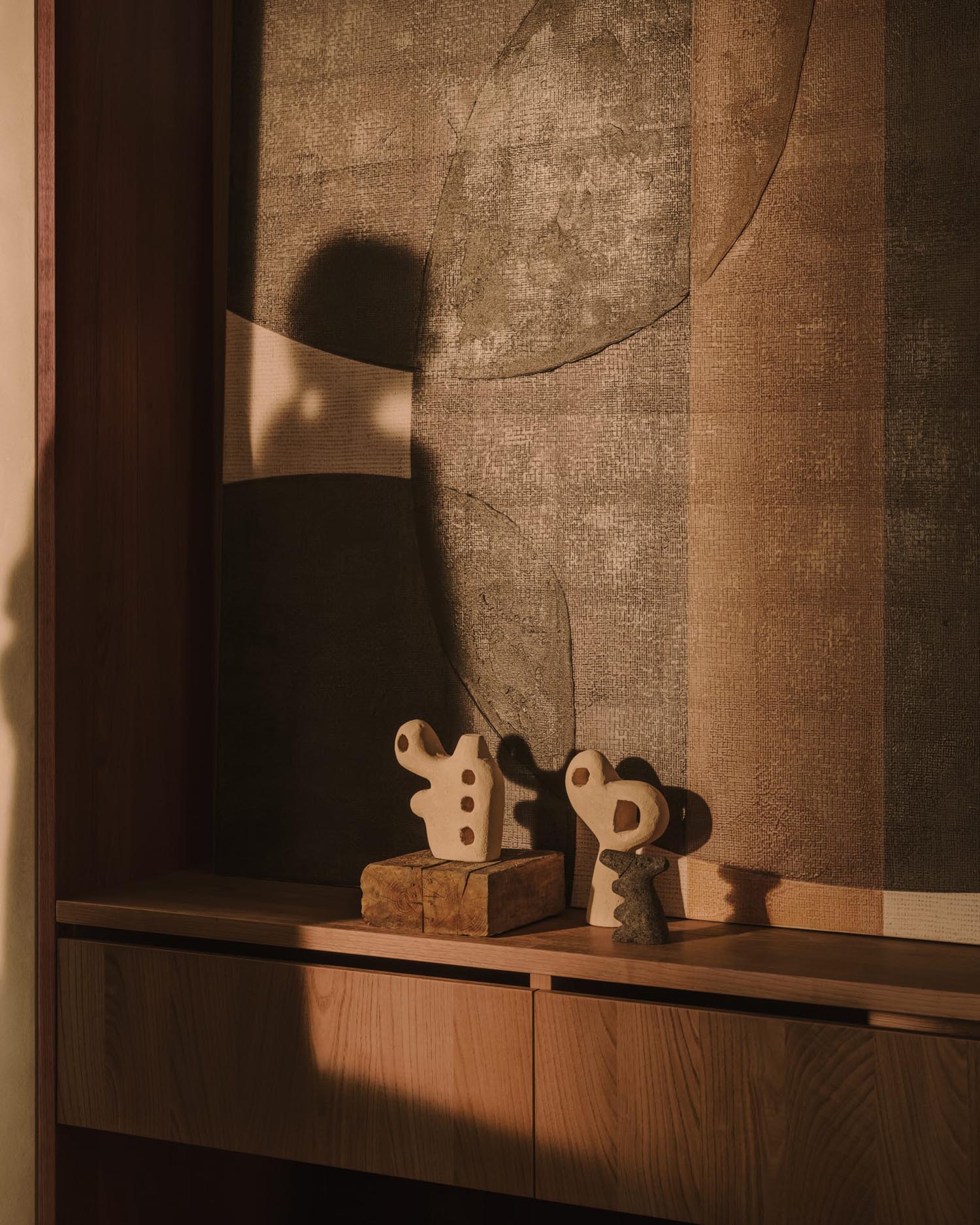 Das Set Arif von Kave Home umfasst zwei Steinskulpturen in Beige und Schwarz, perfekt für moderne und elegante Raumgestaltung.