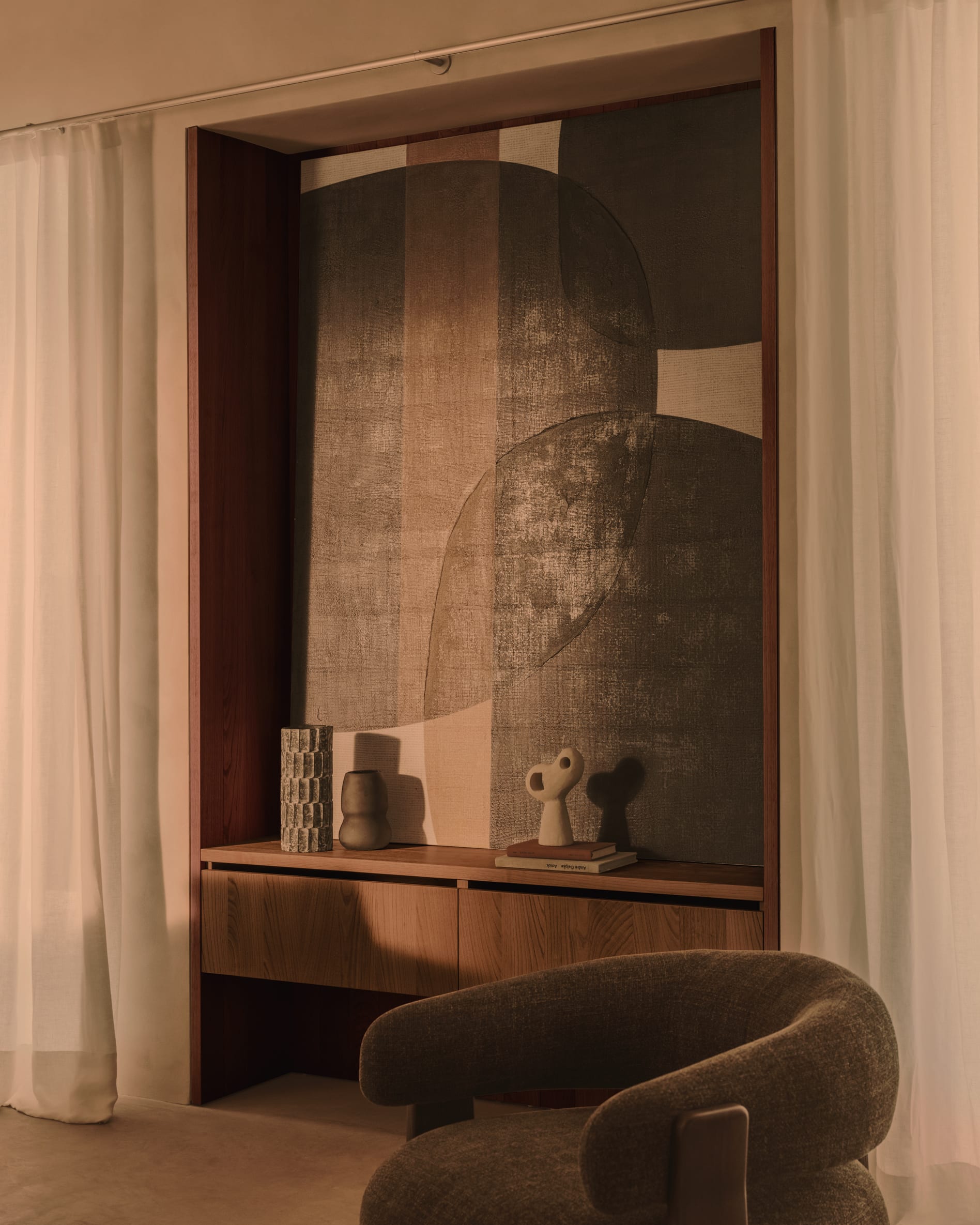 Das Set Arif von Kave Home umfasst zwei elegante Steinskulpturen in Beige und Schwarz, perfekt für moderne Wohnräume.