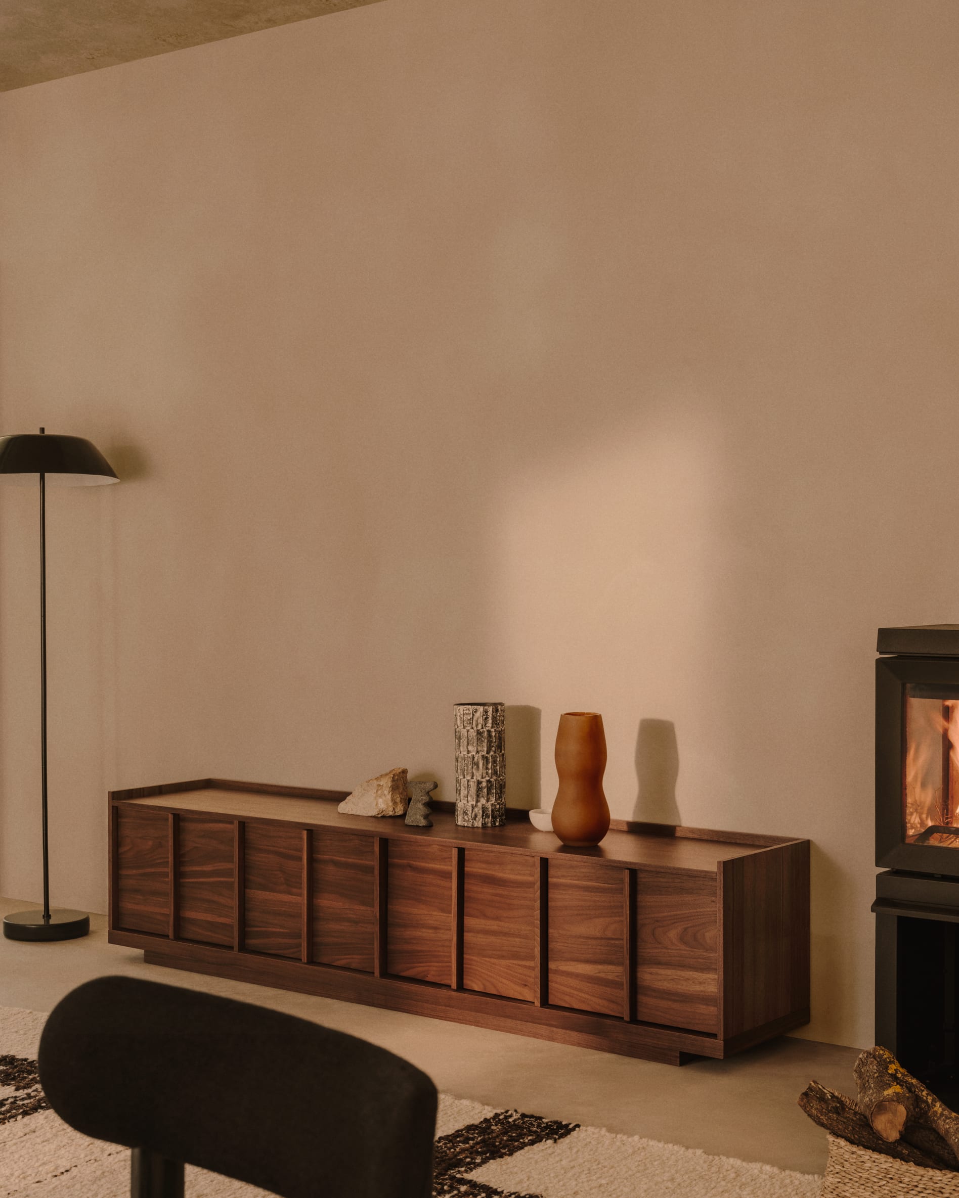 Das Set Arif von Kave Home umfasst zwei elegante Steinskulpturen in Beige und Schwarz, perfekt für moderne Wohnräume.