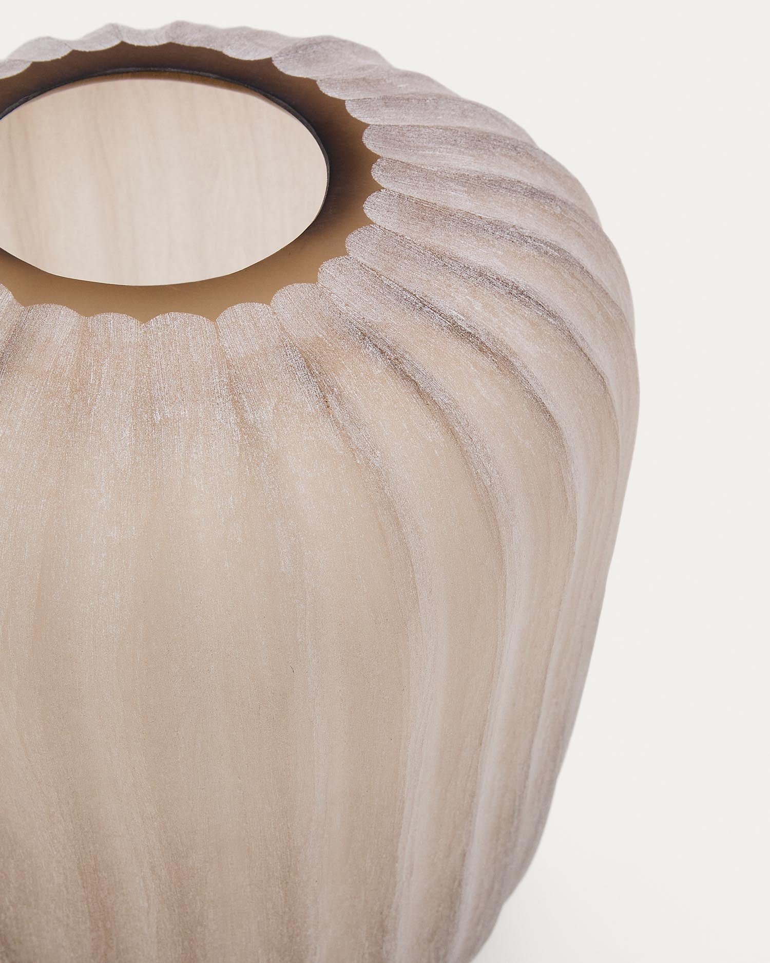 Entdecken Sie die 38 cm hohe Vase Lumia aus beigem Glas von Kave Home – ein elegantes Highlight für jedes Zuhause, ideal für stilvolle Arrangements.