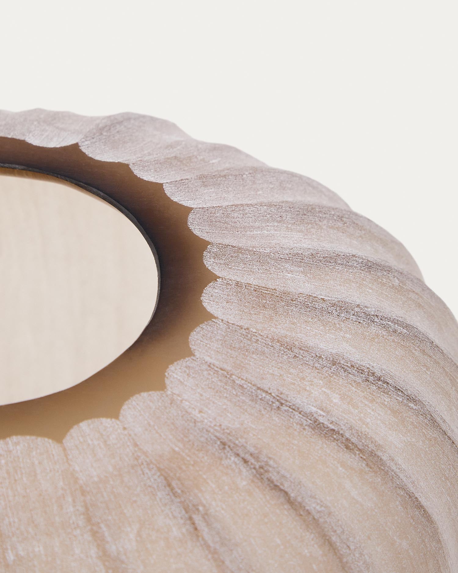 Verleihen Sie Ihrem Raum mit der 38 cm hohen Vase Lumia aus beigem Glas von Kave Home zeitlose Eleganz und Stil – perfekt für jede Dekoration.