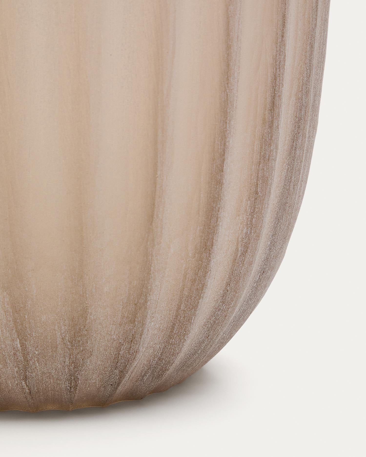 Entdecken Sie die 38 cm hohe Vase Lumia aus beigem Glas von Kave Home – ein elegantes Highlight für Ihr Zuhause, ideal für stilvolle Arrangements.