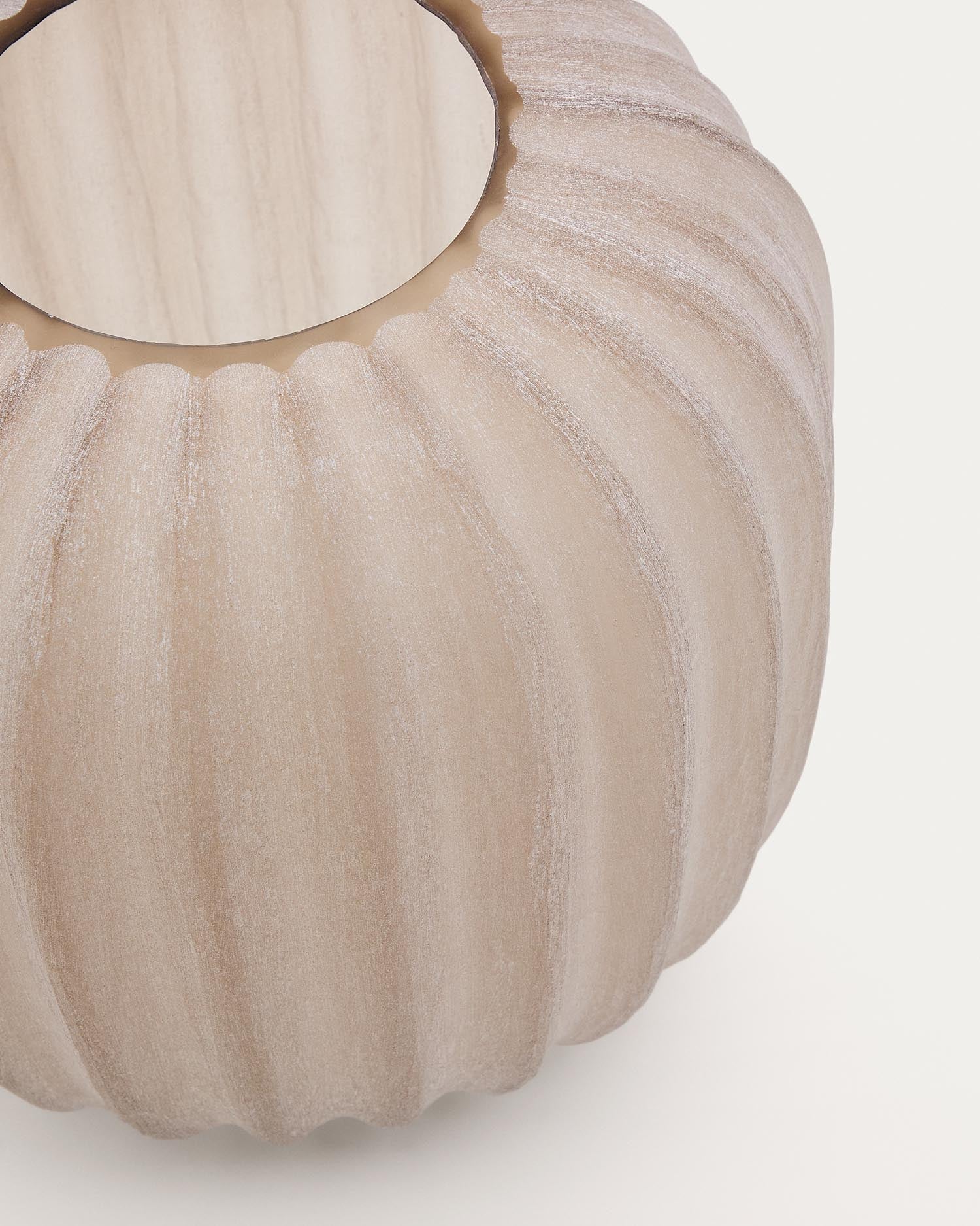 Entdecken Sie die 27 cm hohe Vase Lumia aus rauchig-beigem Glas von Kave Home – ein elegantes Highlight für jedes Zuhause.