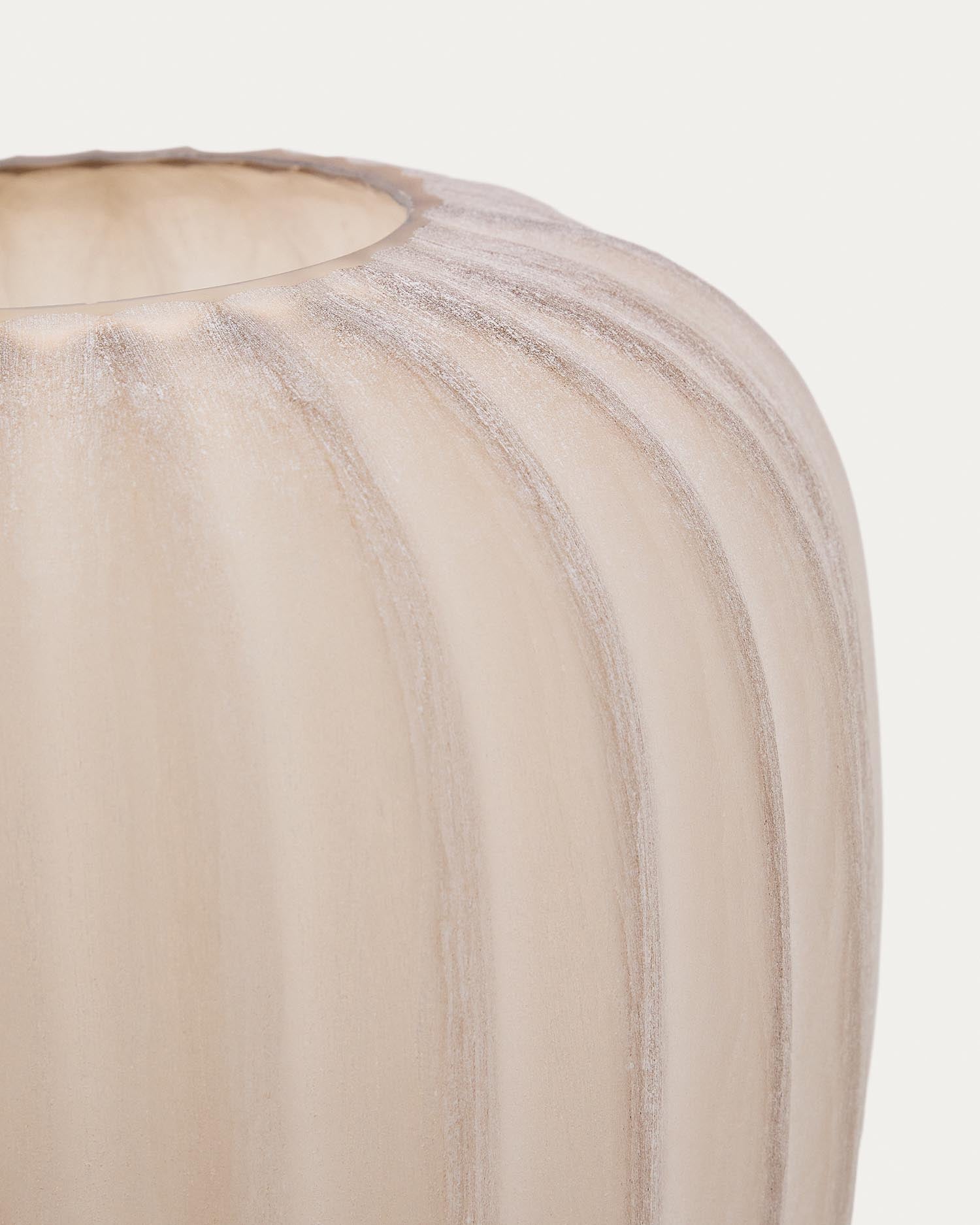Entdecken Sie die 27 cm hohe Vase Lumia aus rauchig-beigem Glas von Kave Home – ein elegantes Highlight für jedes Zuhause.