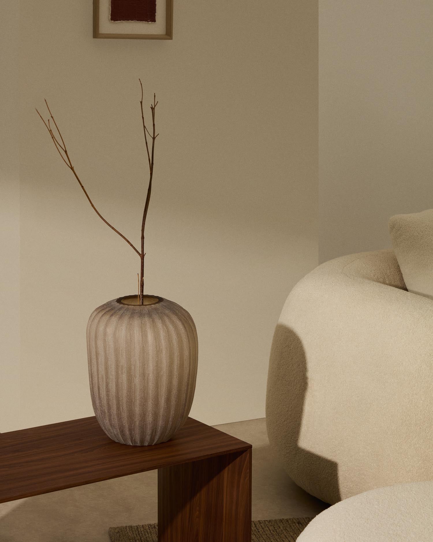 Entdecken Sie die elegante Vase Lumia aus beigem Glas (27 cm) von Kave Home. Ein stilvolles Highlight für jedes Zuhause!